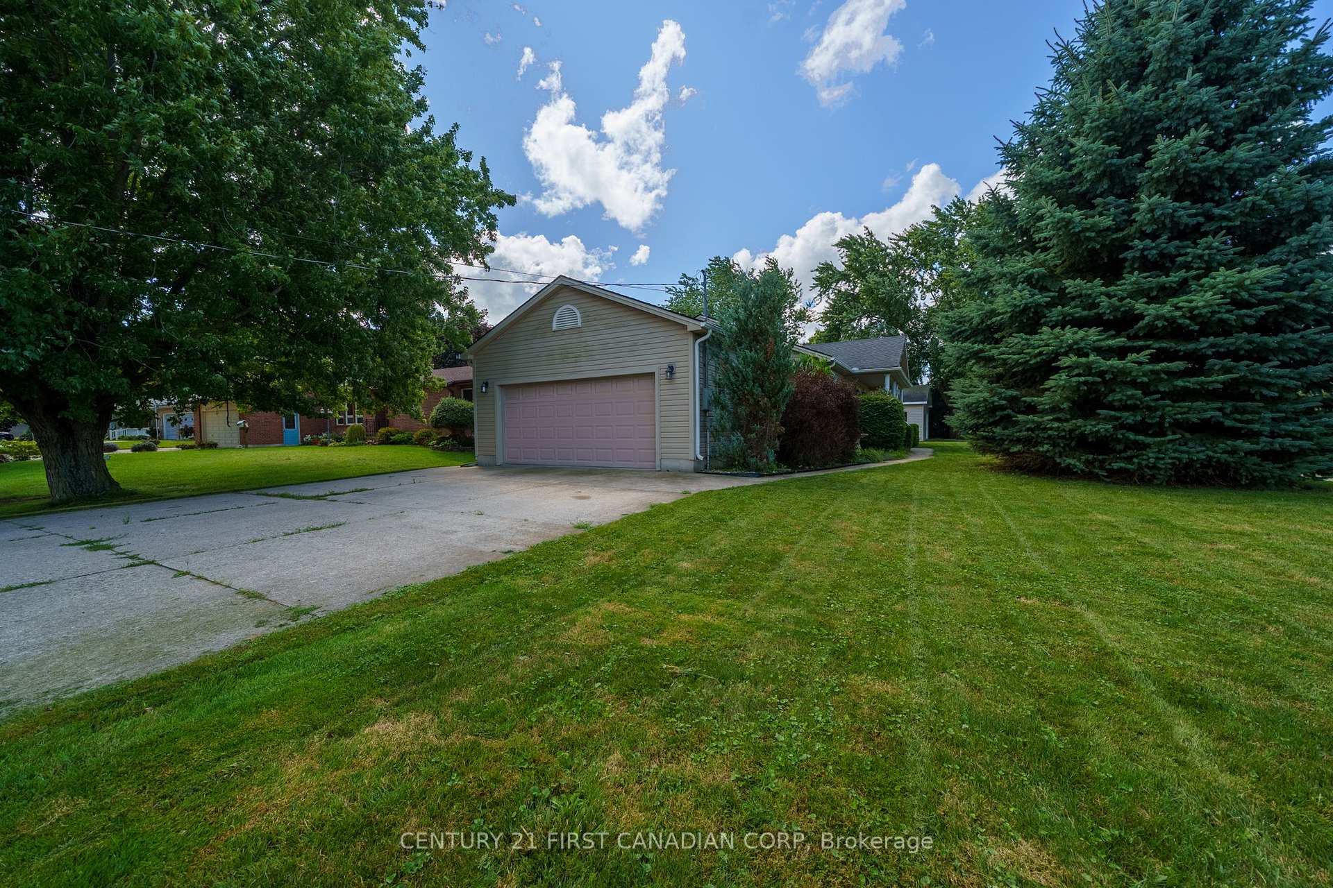 Photo 3 of 300 Station St Street, North Middlesex, Parkhill — HOMEH