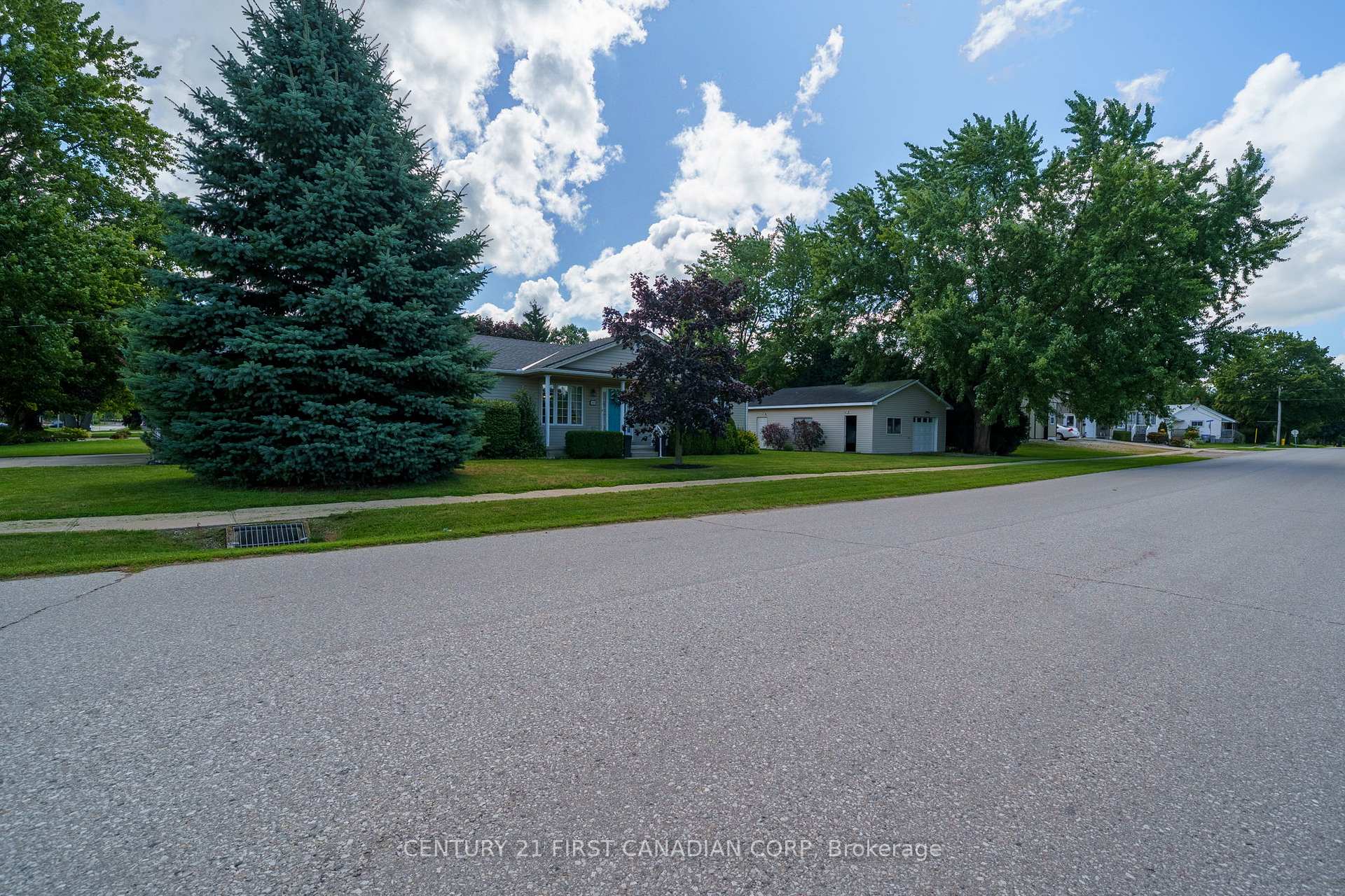 Photo 4 of 300 Station St Street, North Middlesex, Parkhill — HOMEH