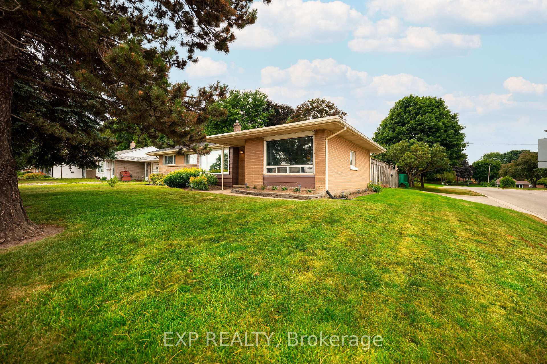 Photo 7 of 1 Banting Drive, Orangeville — HOMEH