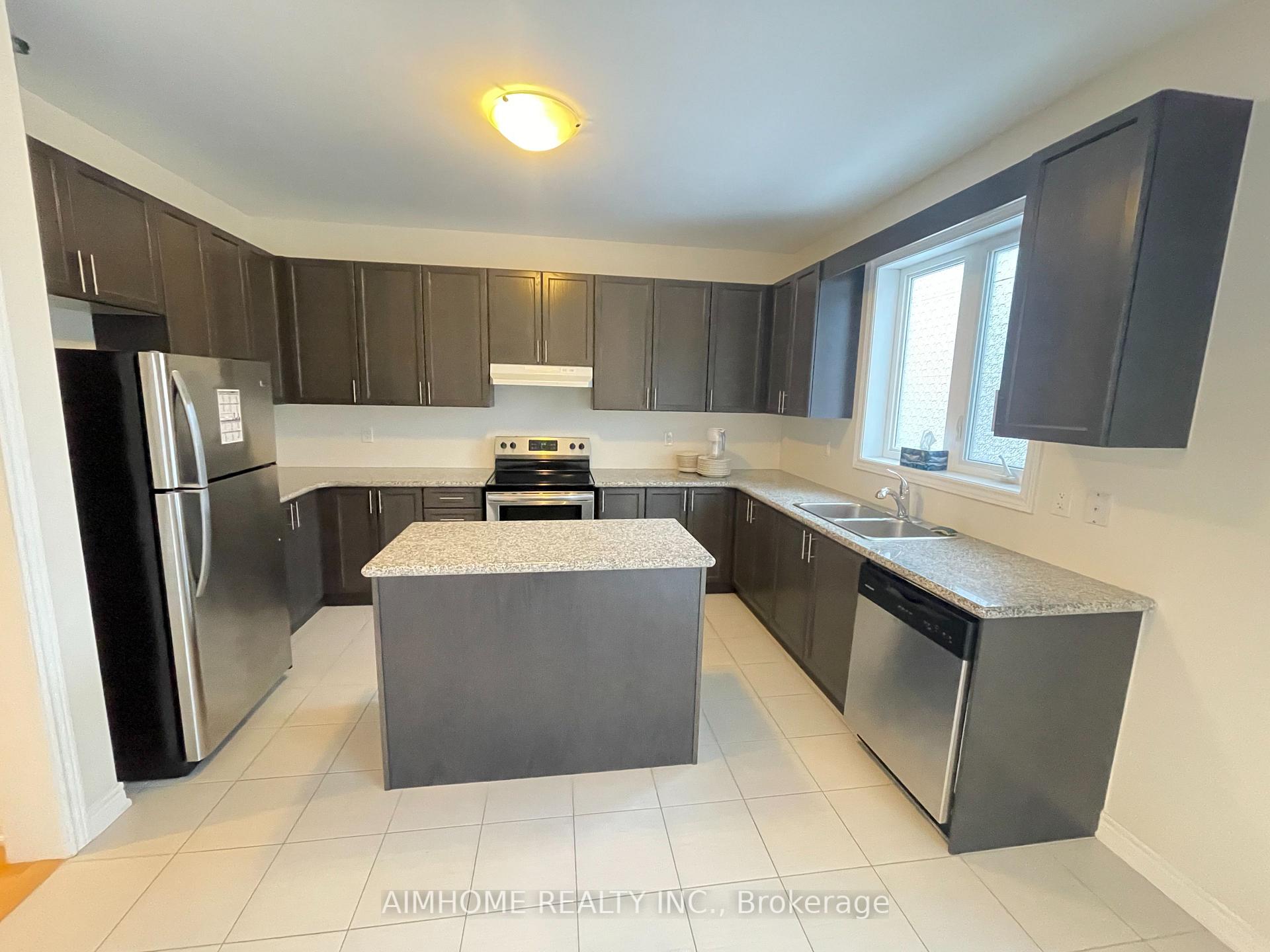 Photo 4 of 137 Decast Crescent, Markham, Cedar Grove — HOMEH