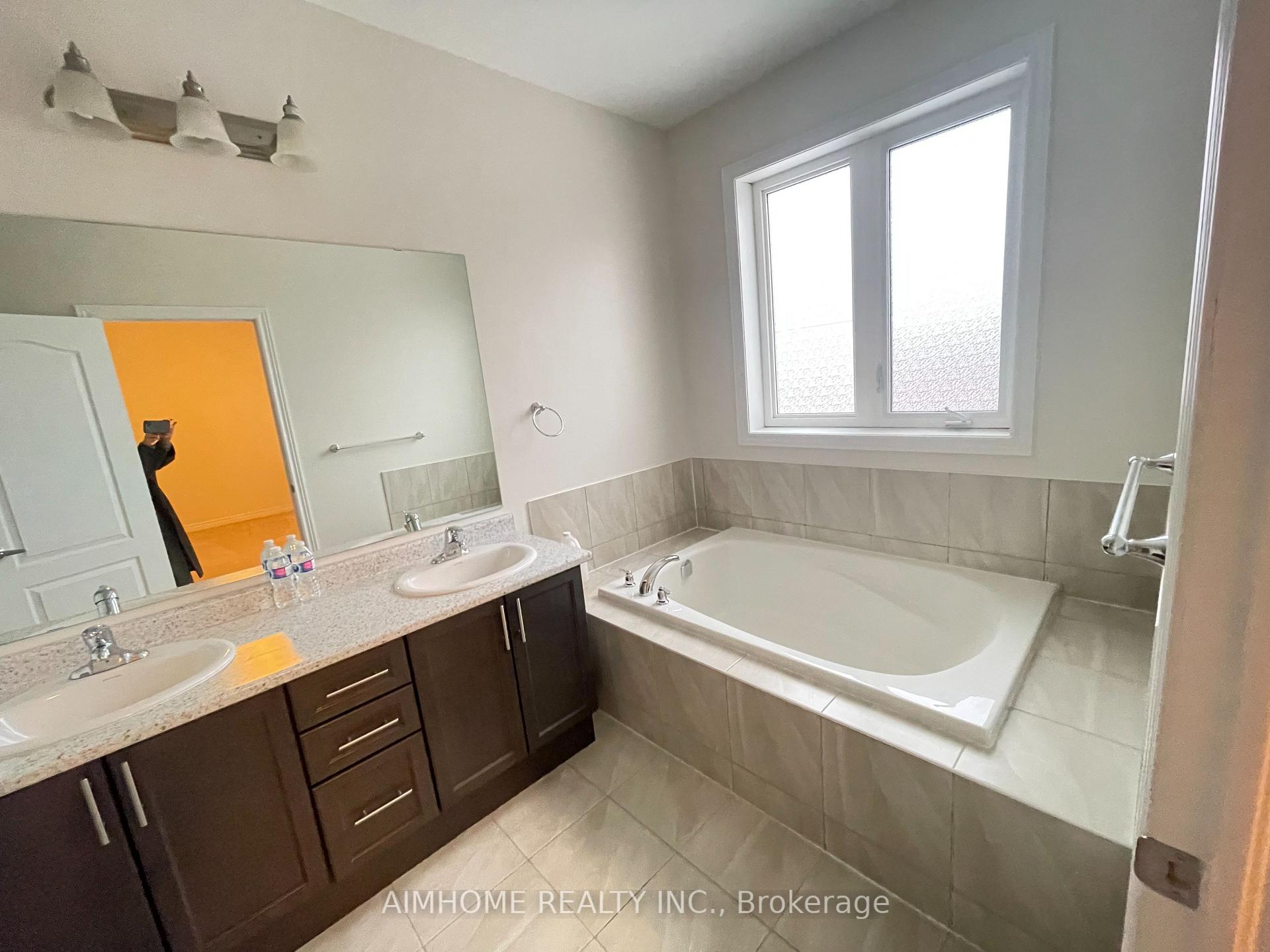 Photo 9 of 137 Decast Crescent, Markham, Cedar Grove — HOMEH