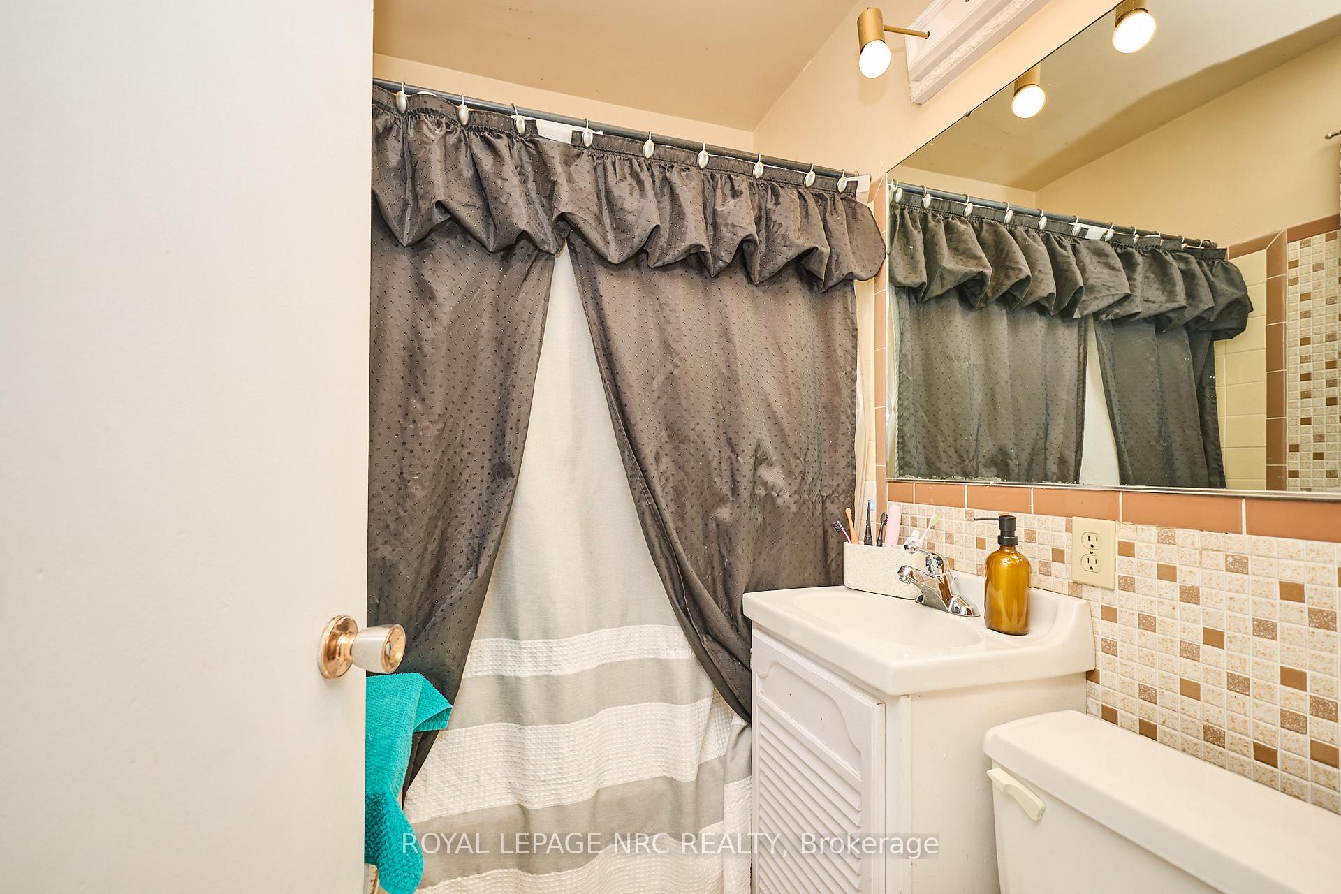 Photo 13 of 7221 Windsor Crescent, Niagara Falls, Hospital — HOMEH