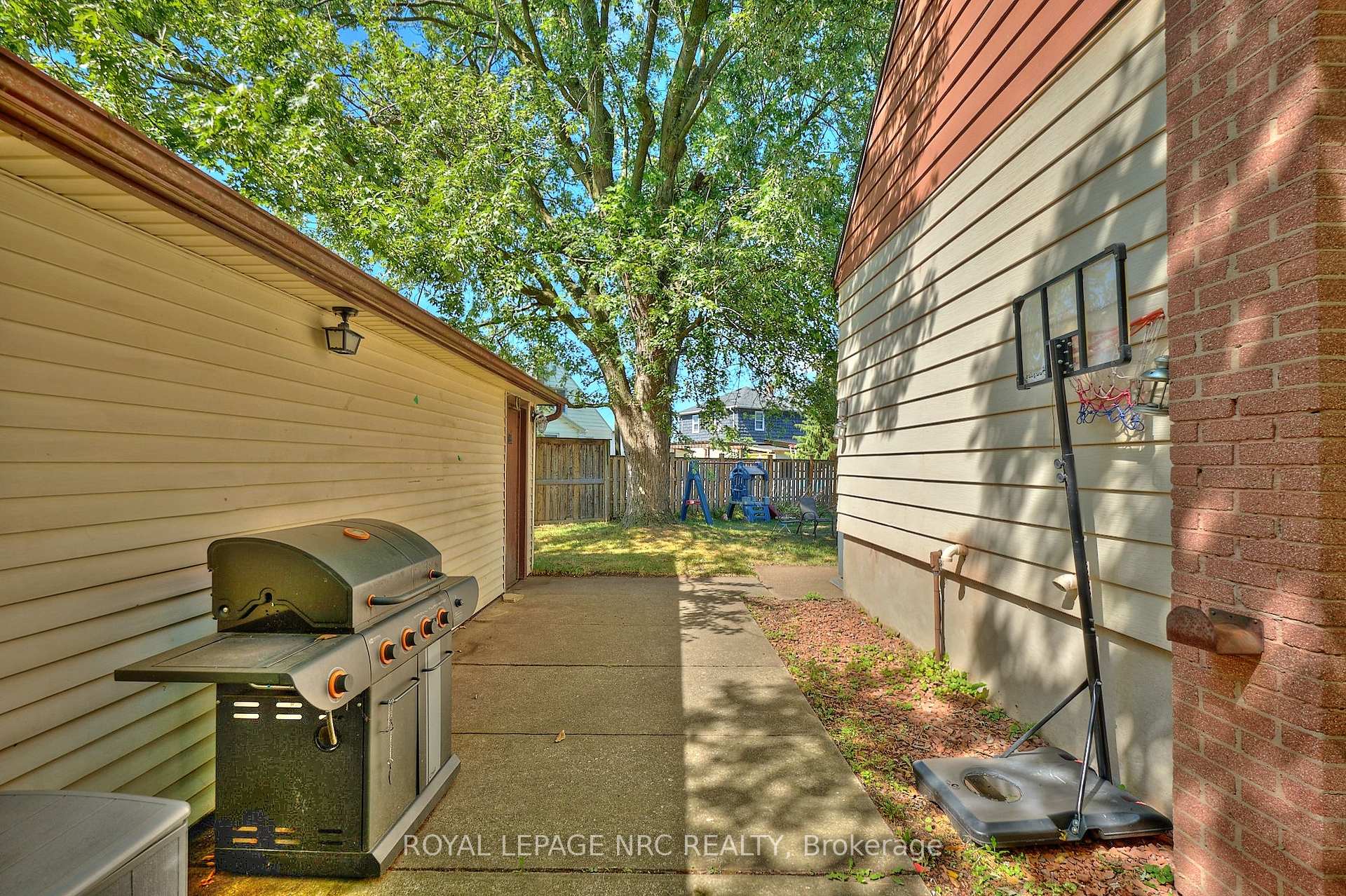 Photo 24 of 7221 Windsor Crescent, Niagara Falls, Hospital — HOMEH
