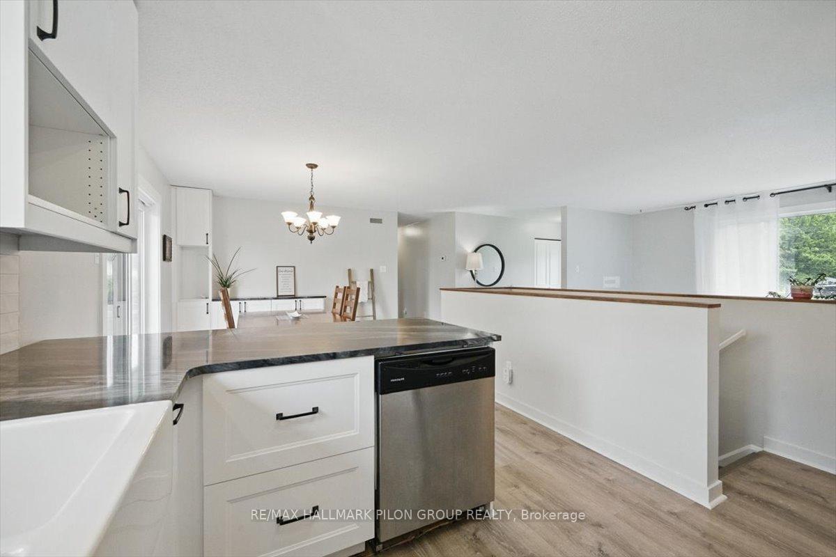 Photo 8 of 1125 Barnett Drive, Ottawa, Cumberland Village — HOMEH