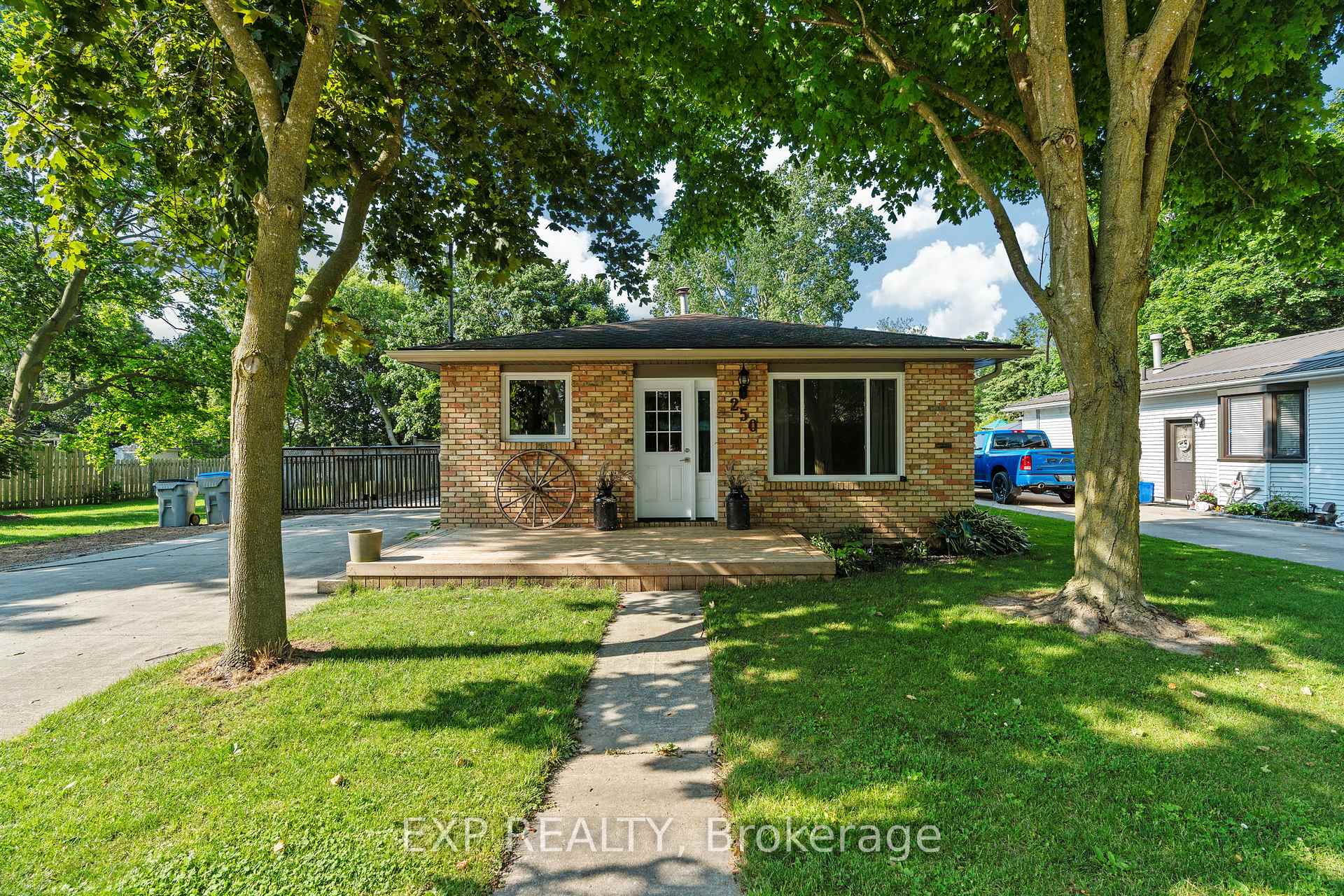 Photo 3 of 250 William Street E, North Middlesex, Parkhill — HOMEH