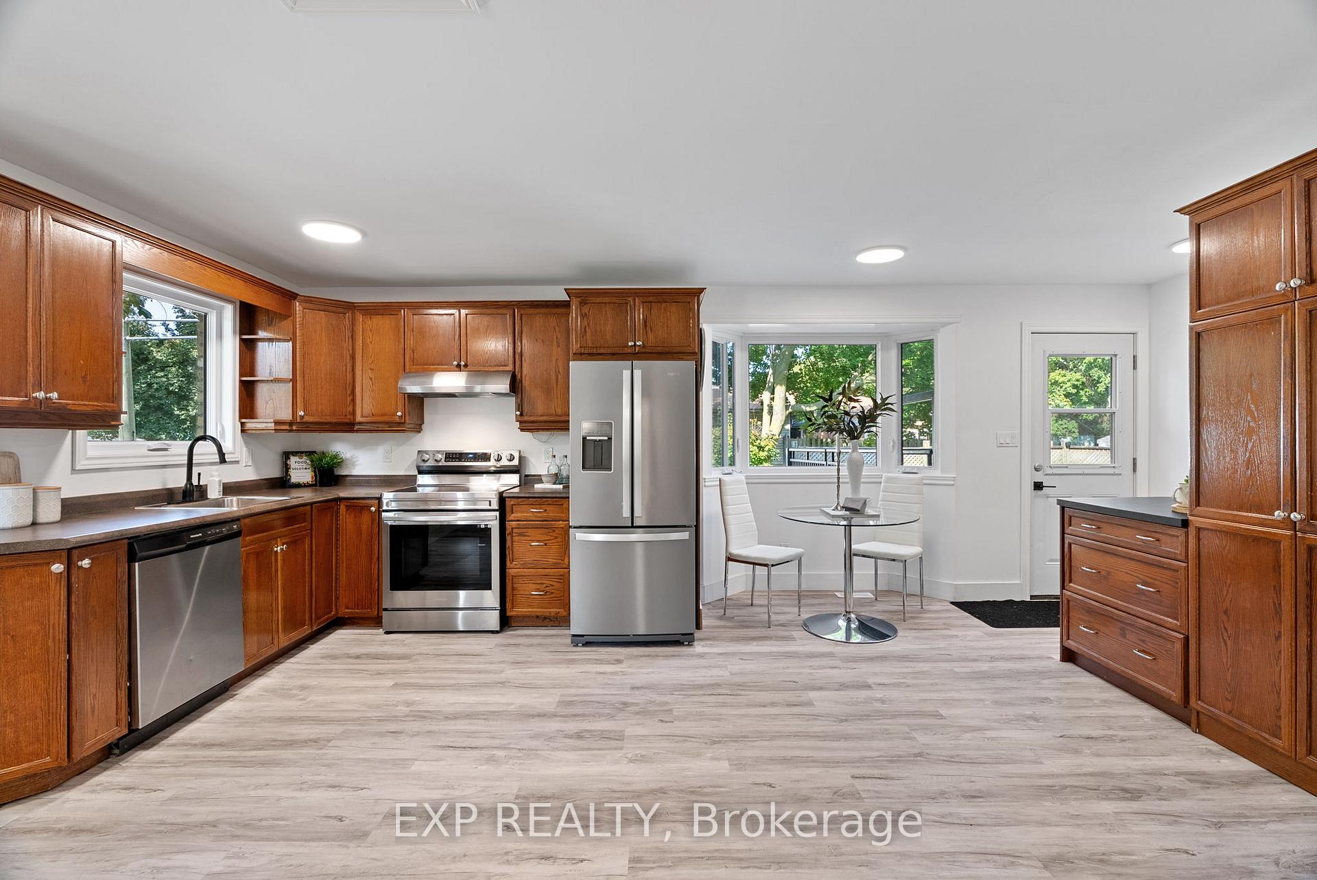 Photo 11 of 250 William Street E, North Middlesex, Parkhill — HOMEH