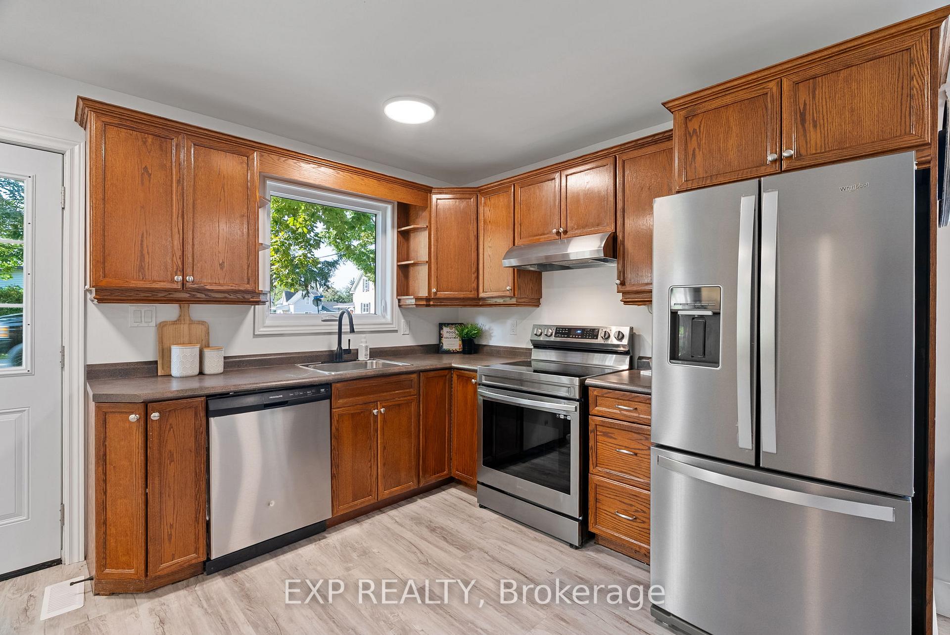 Photo 12 of 250 William Street E, North Middlesex, Parkhill — HOMEH