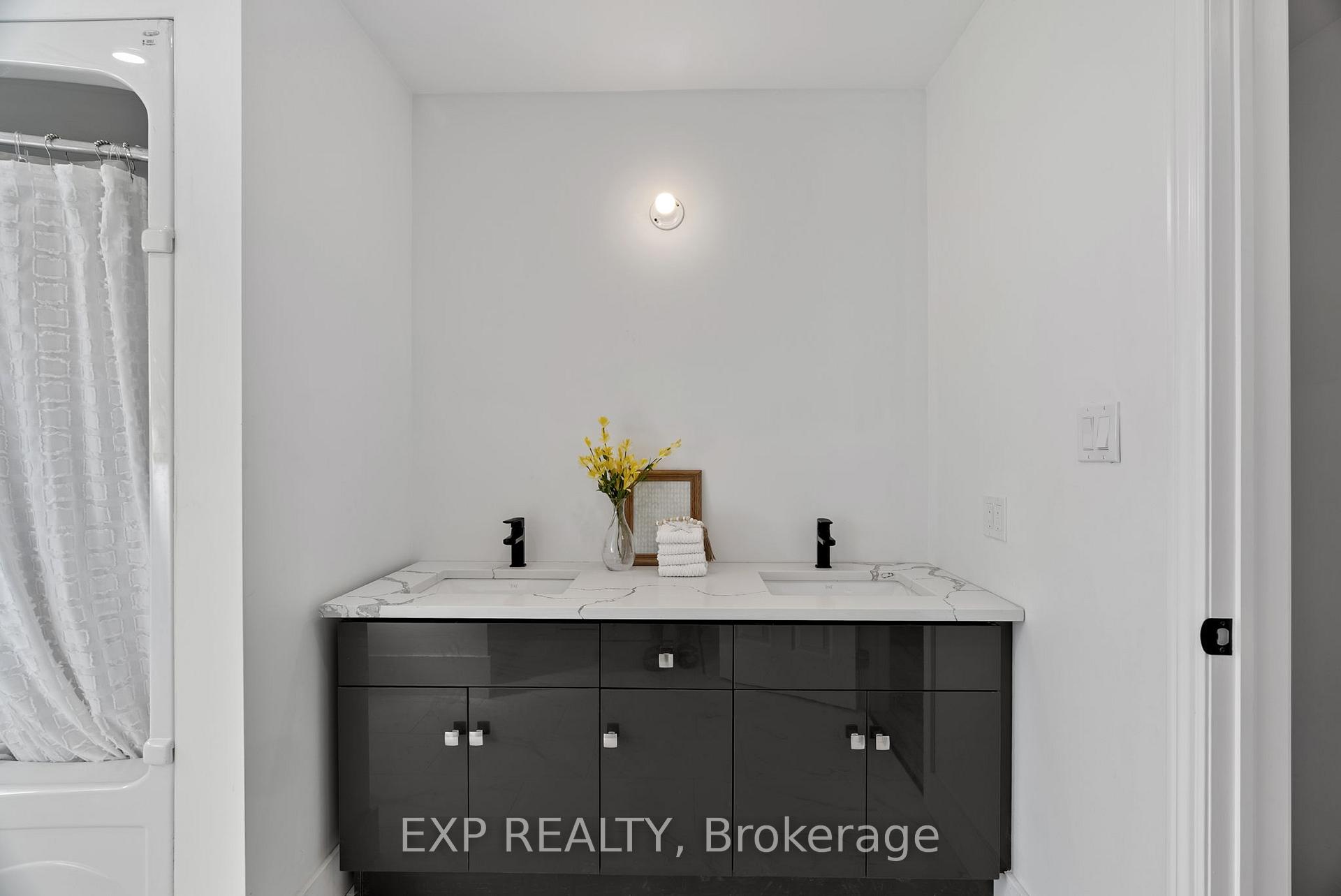 Photo 19 of 250 William Street E, North Middlesex, Parkhill — HOMEH