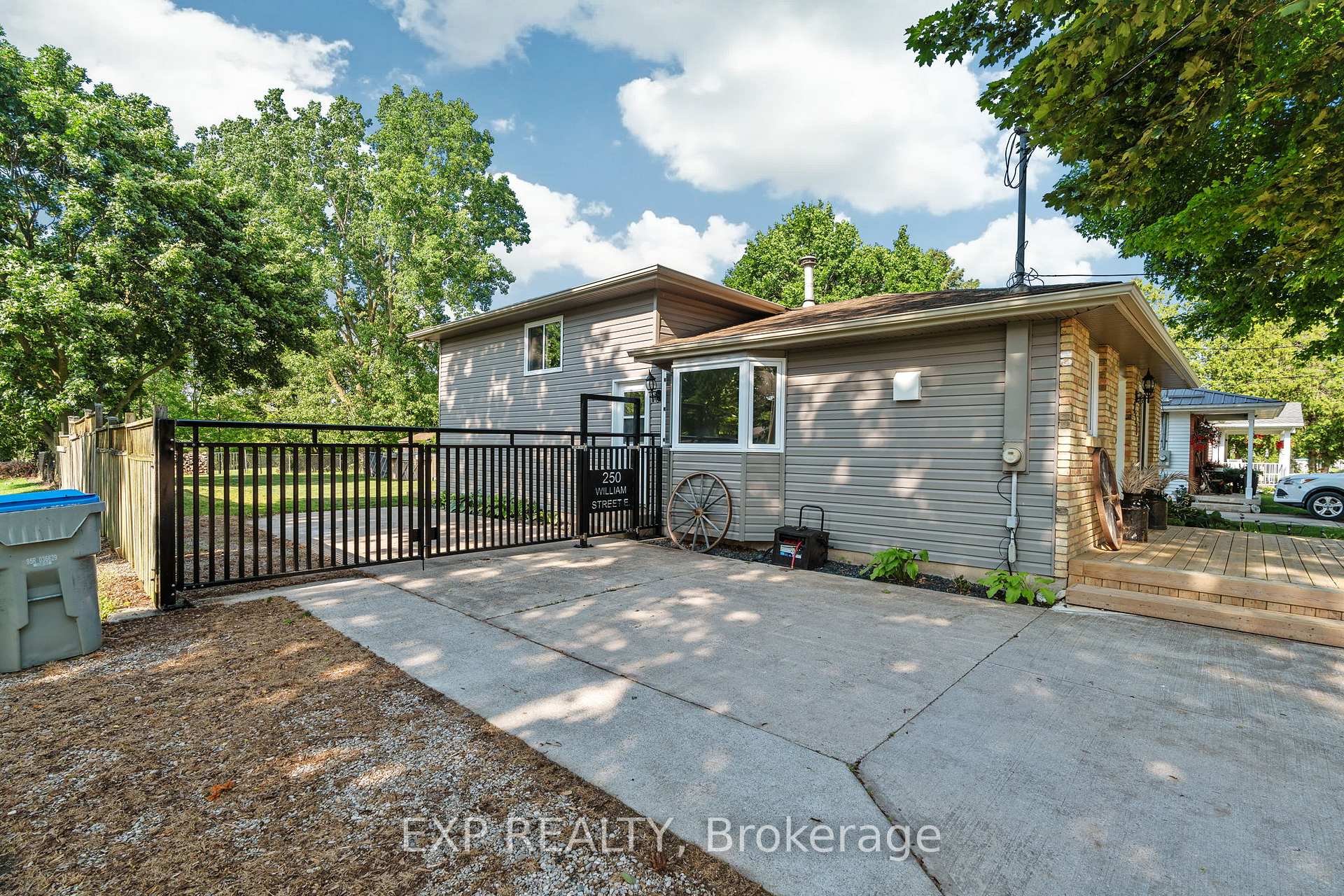Photo 35 of 250 William Street E, North Middlesex, Parkhill — HOMEH