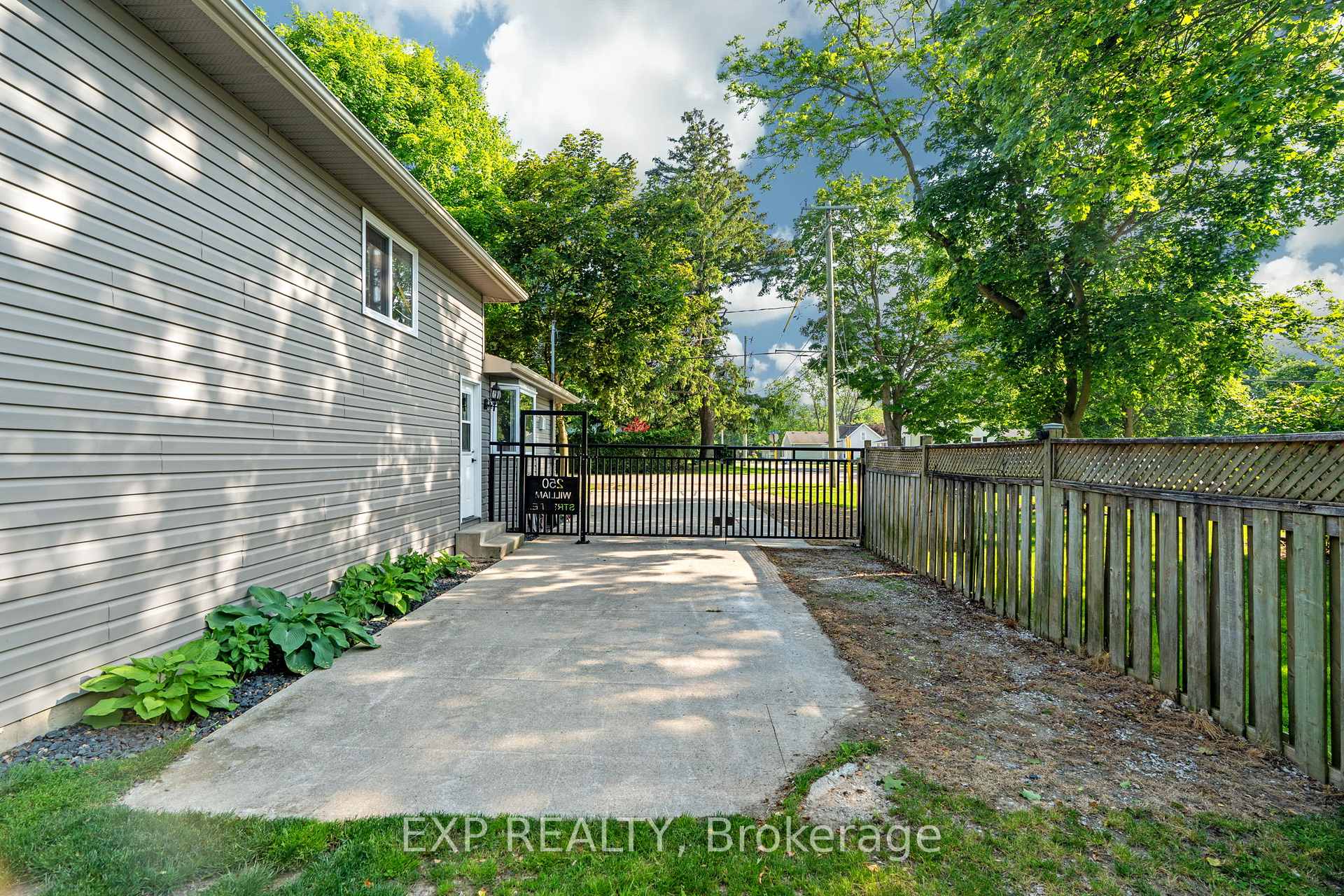 Photo 37 of 250 William Street E, North Middlesex, Parkhill — HOMEH
