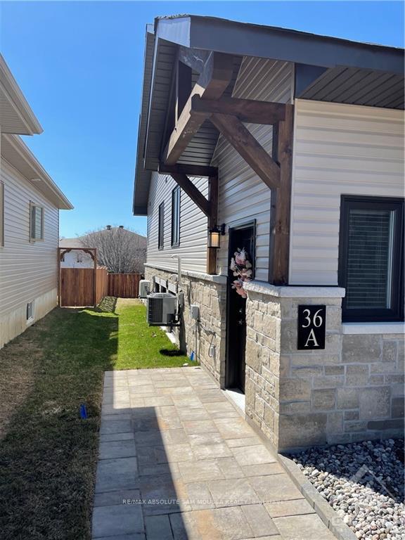 Photo 2 of Unit A, 36 Senators Gate Drive, Perth — HOMEH