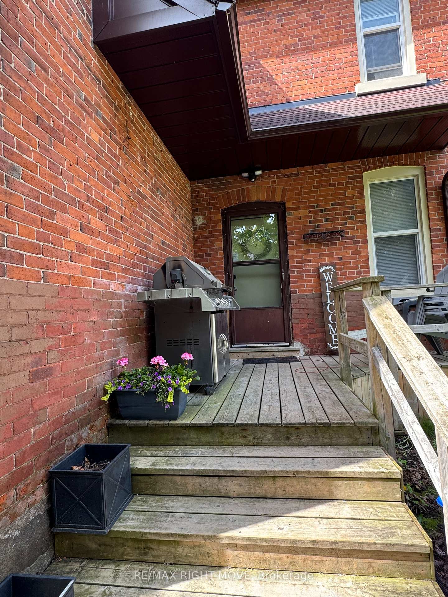 Front of Unit 2, 264 Mississaga Street W