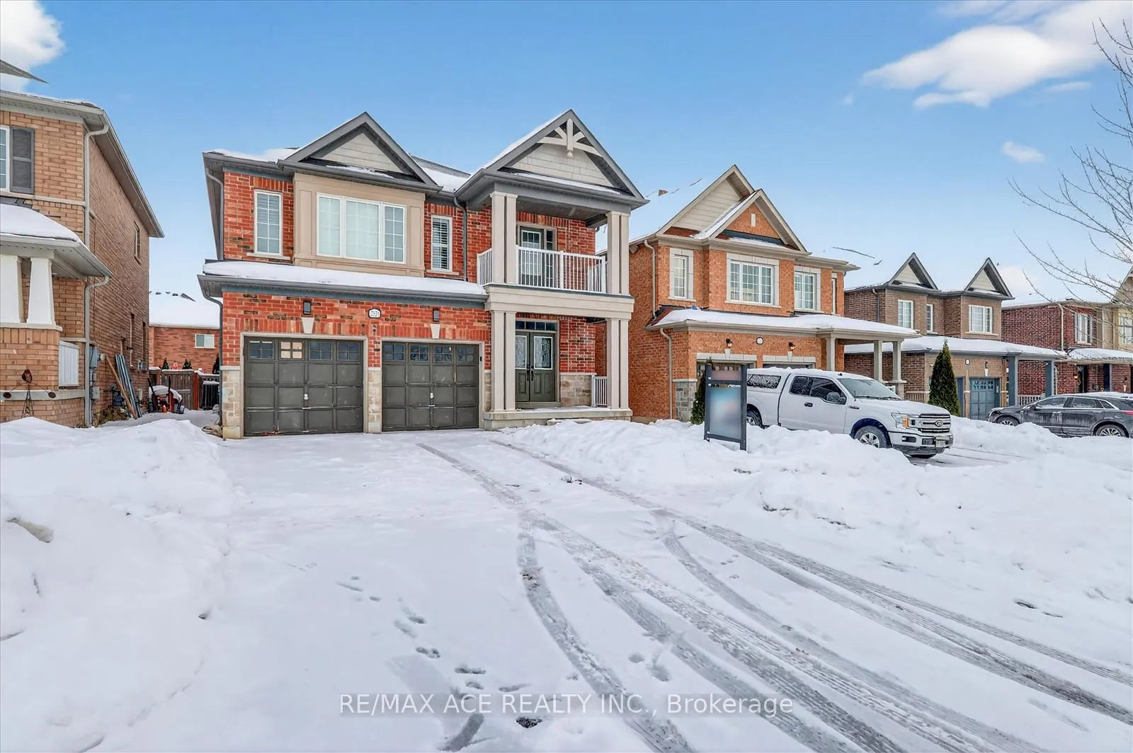Photo 3 of Unit Main, 2525 Bridle Road N, Oshawa, Windfields — HOMEH