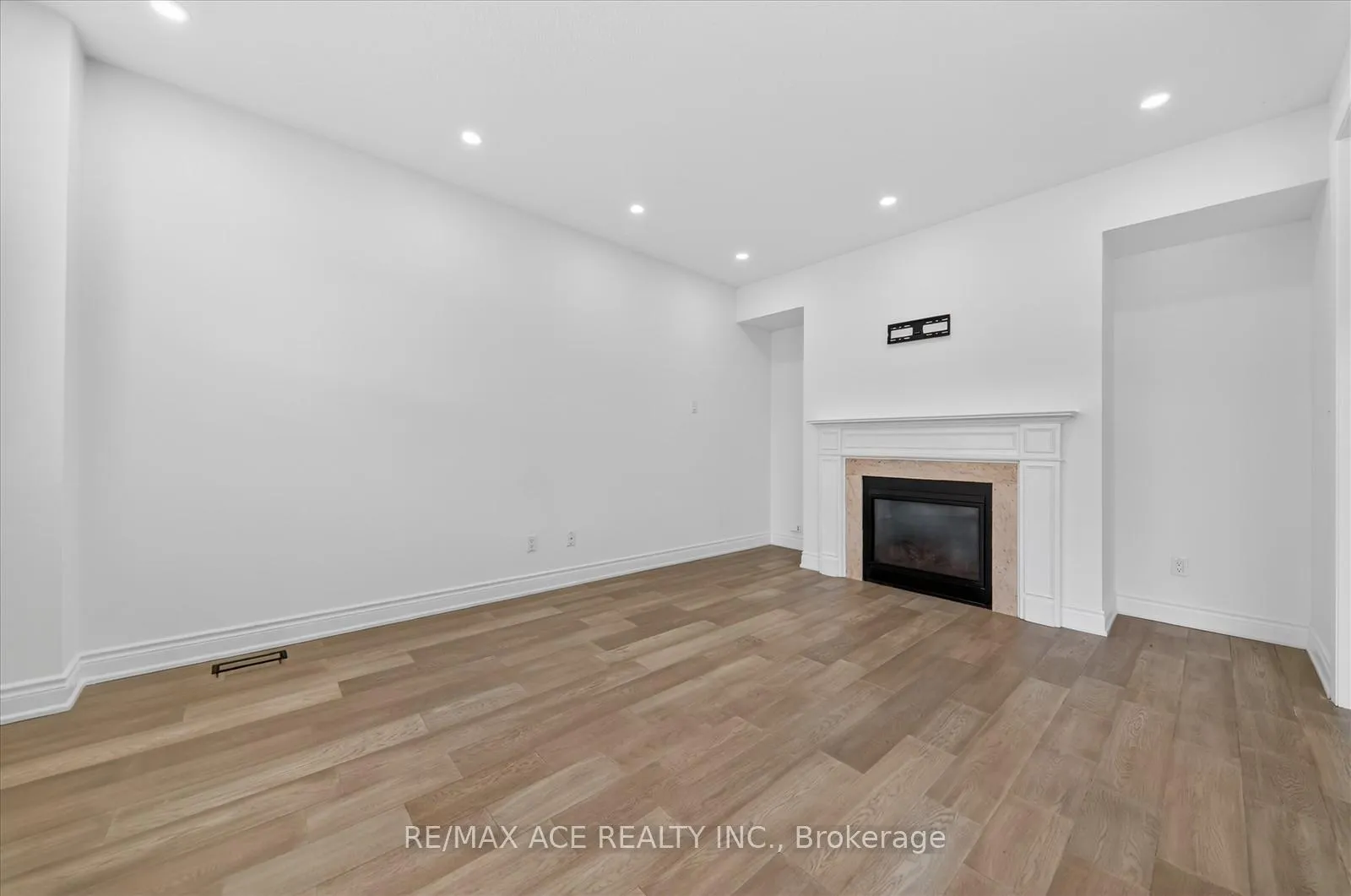 Photo 17 of Unit Main, 2525 Bridle Road N, Oshawa, Windfields — HOMEH