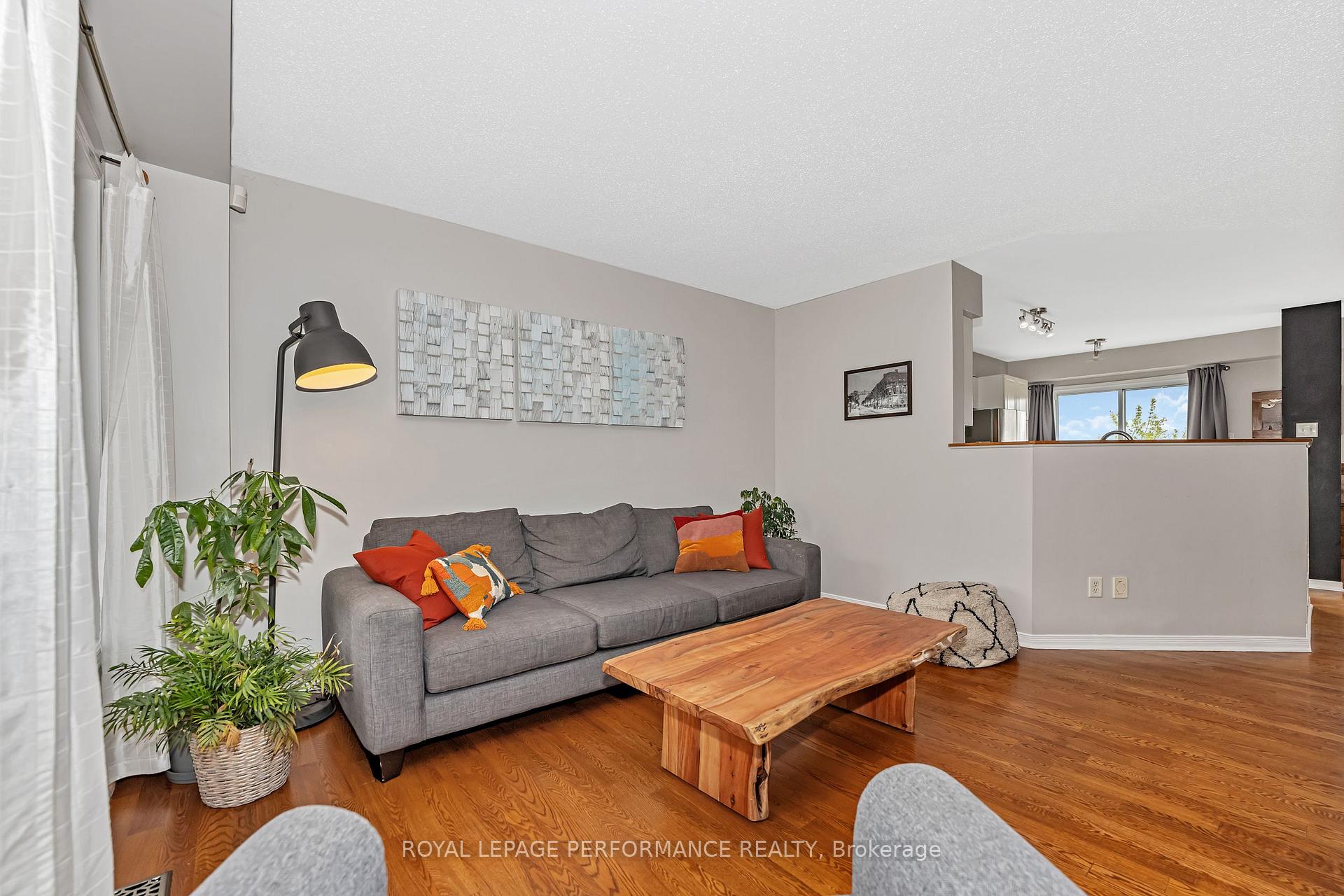 Photo 3 of 40 Carwood Circle, Ottawa, Carson Meadows — HOMEH