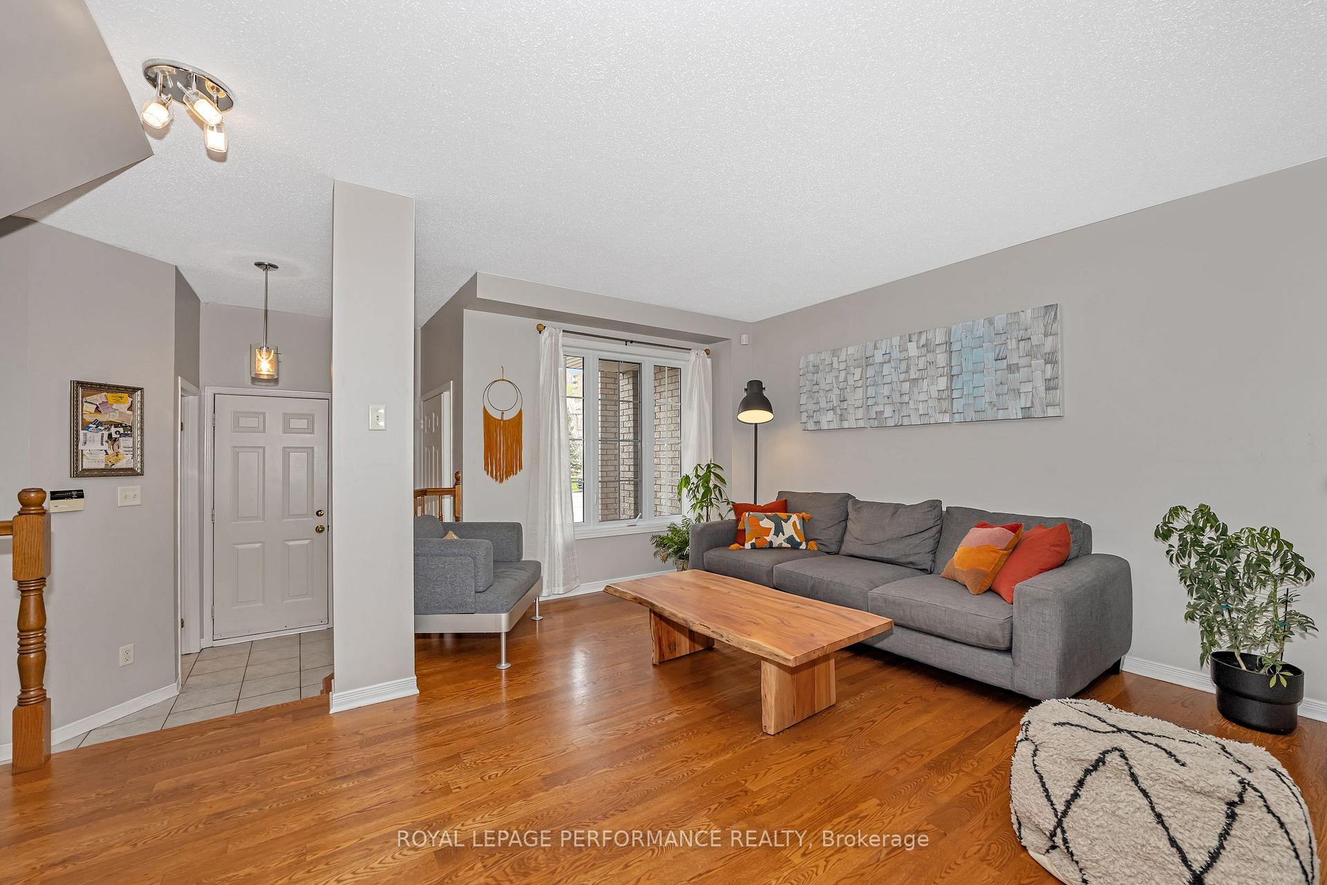 Photo 4 of 40 Carwood Circle, Ottawa, Carson Meadows — HOMEH