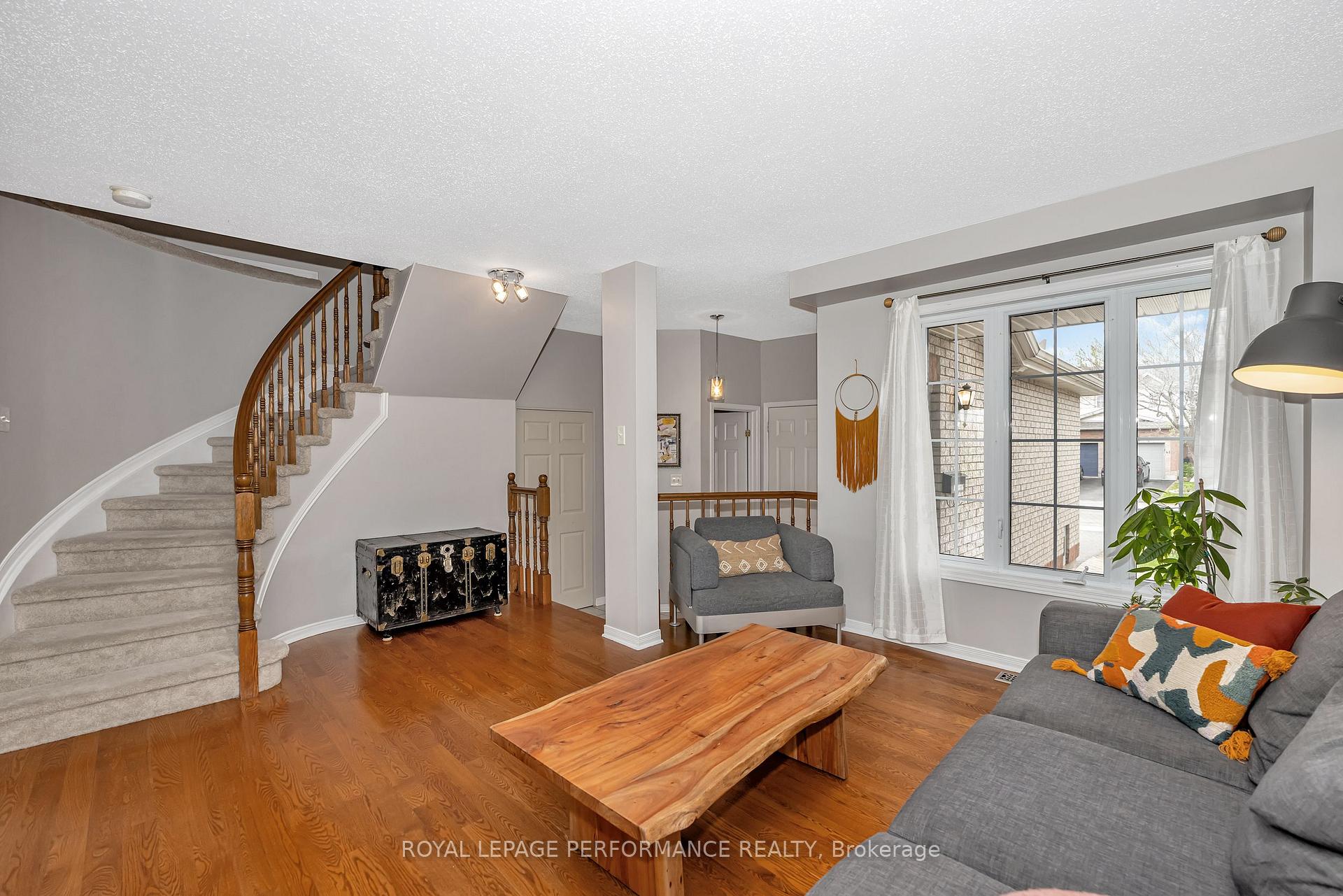 Photo 5 of 40 Carwood Circle, Ottawa, Carson Meadows — HOMEH