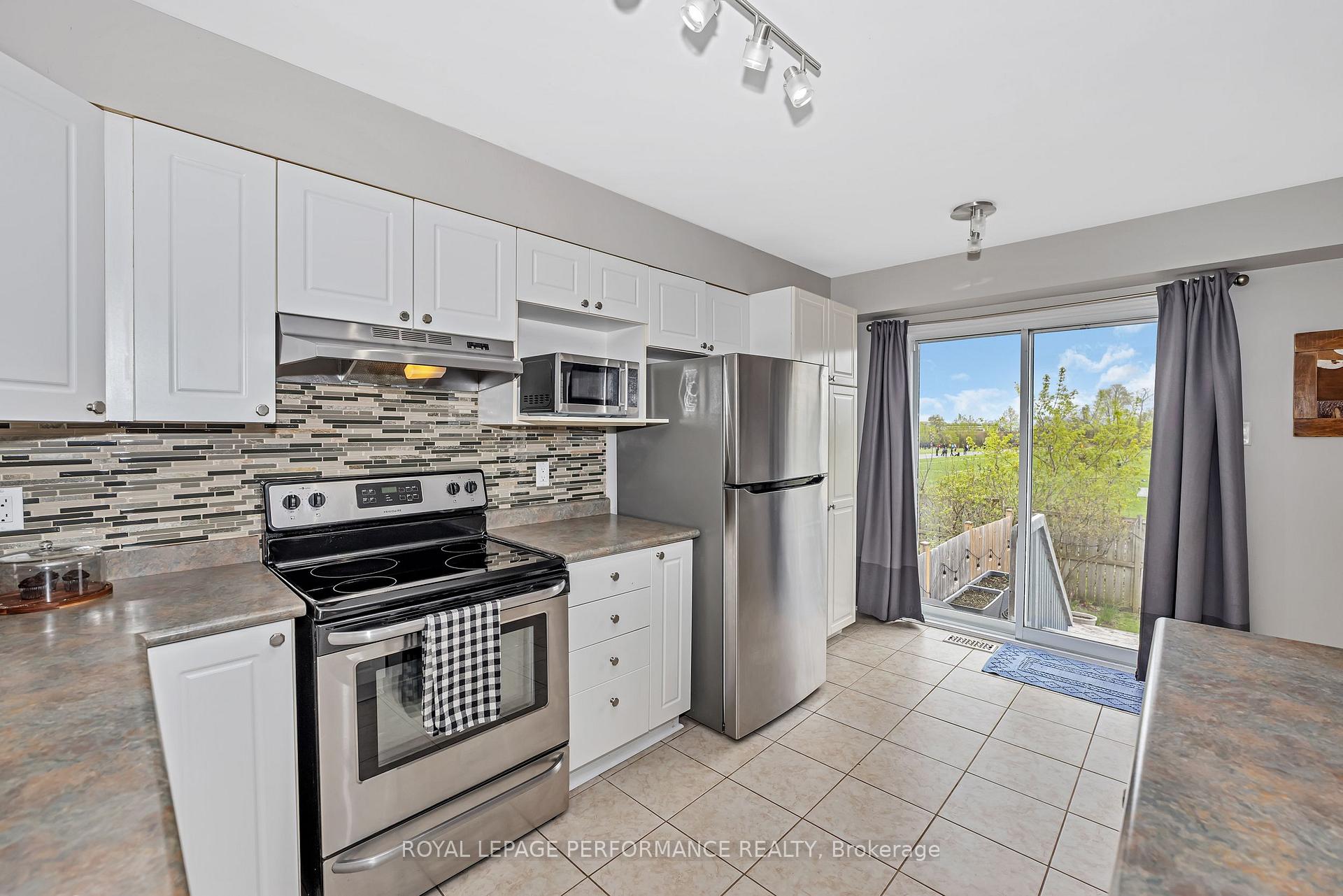 Photo 8 of 40 Carwood Circle, Ottawa, Carson Meadows — HOMEH