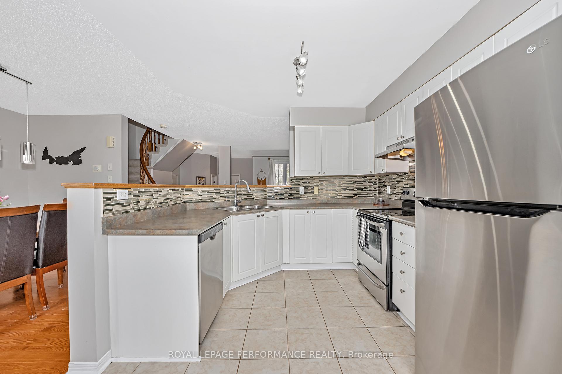 Photo 9 of 40 Carwood Circle, Ottawa, Carson Meadows — HOMEH