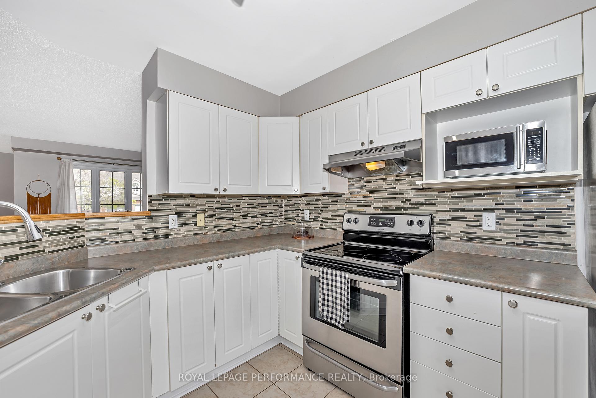 Photo 10 of 40 Carwood Circle, Ottawa, Carson Meadows — HOMEH