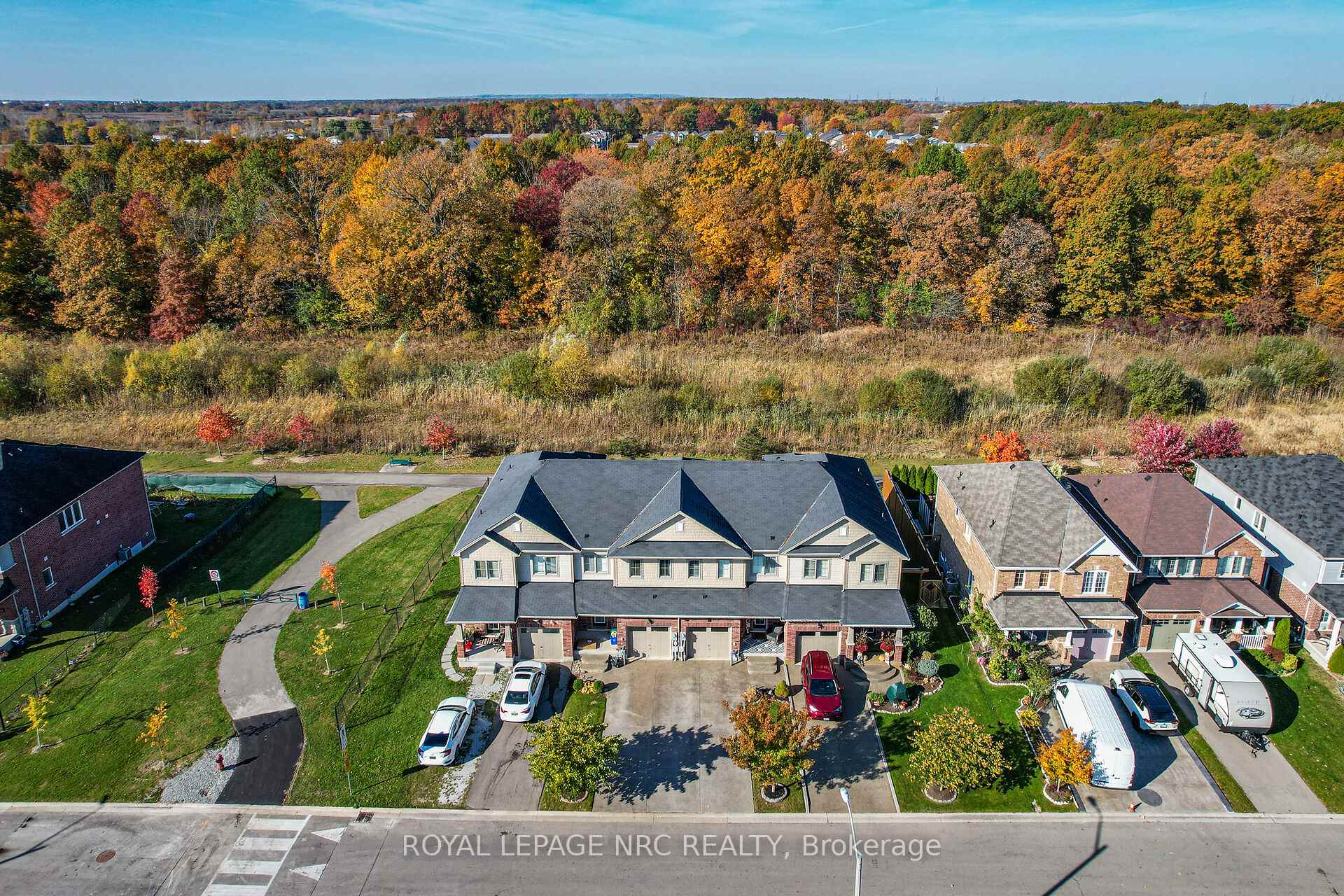 Photo 3 of 8681 Dogwood Crescent, Niagara Falls, Brown — HOMEH