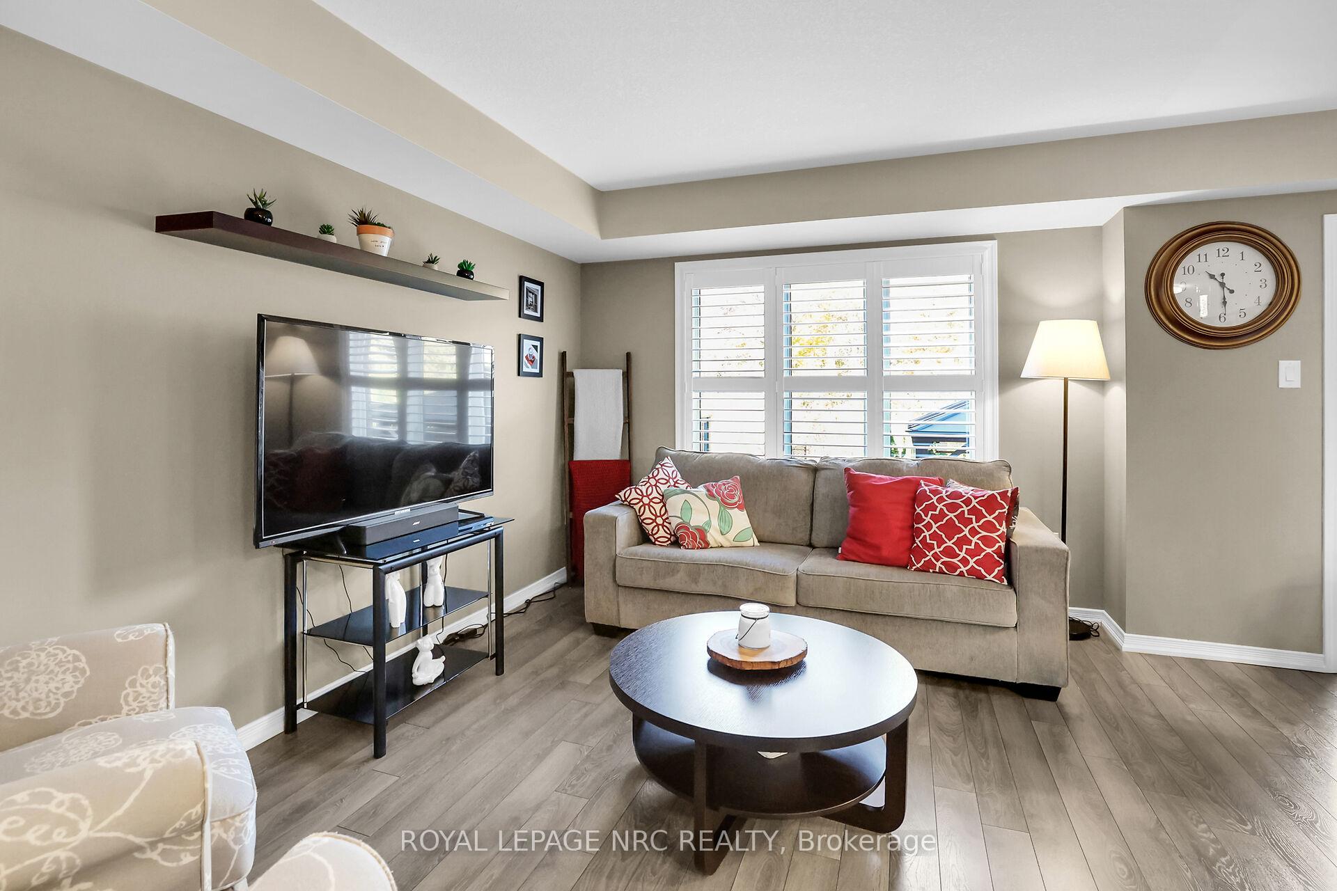 Photo 9 of 8681 Dogwood Crescent, Niagara Falls, Brown — HOMEH