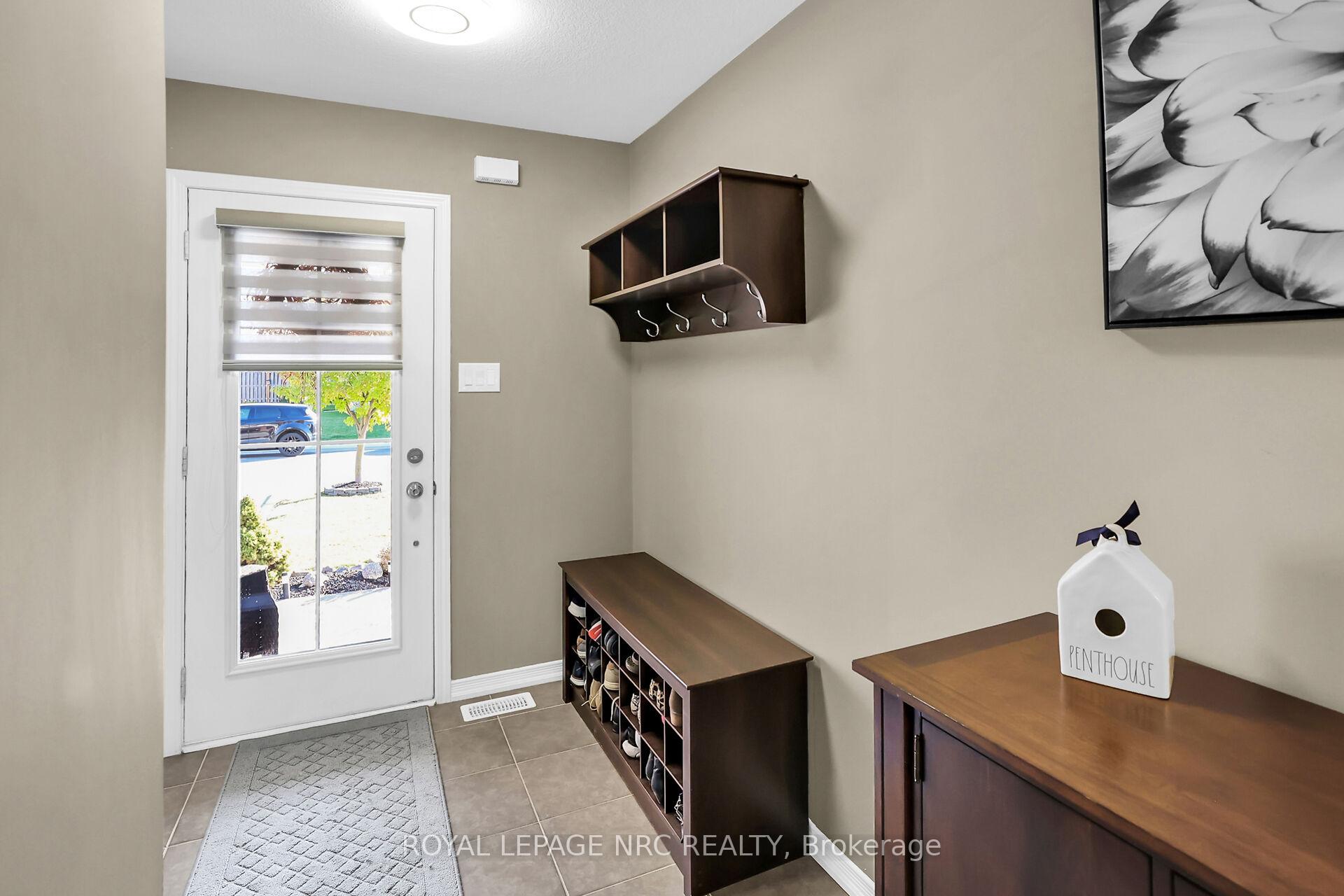 Photo 17 of 8681 Dogwood Crescent, Niagara Falls, Brown — HOMEH