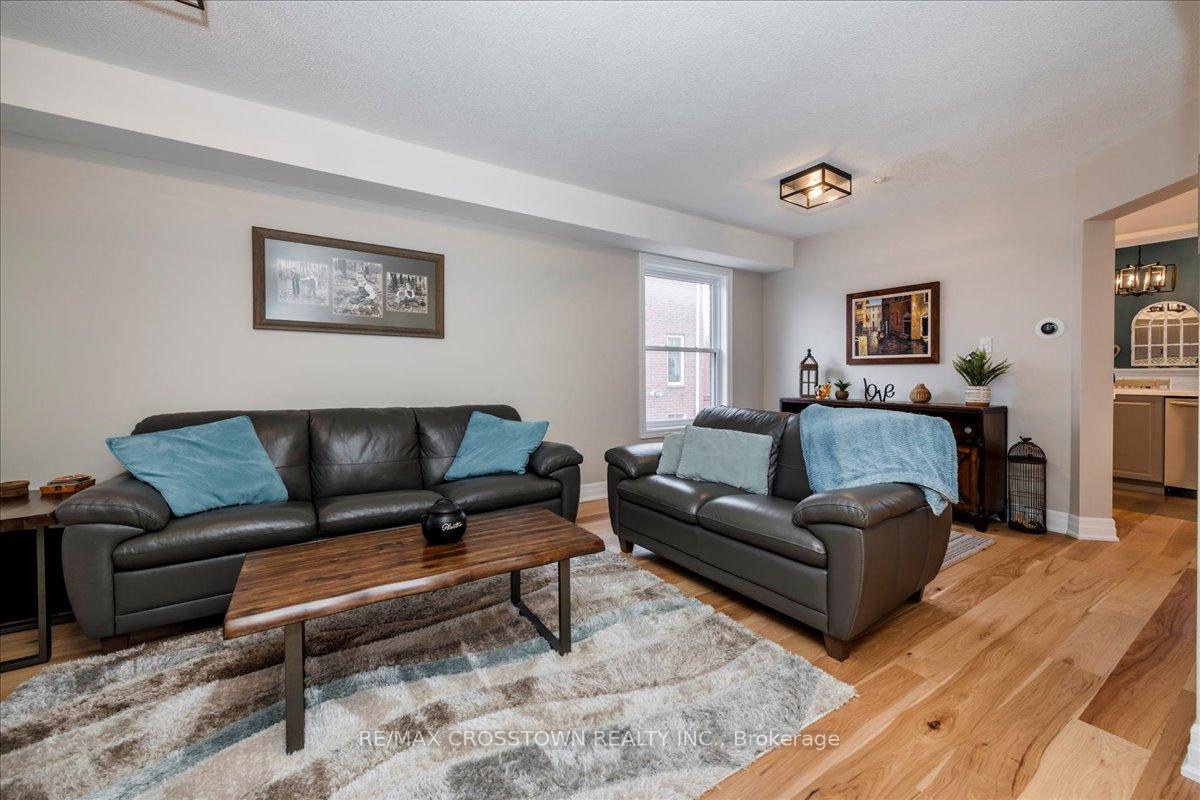 Photo 4 of 401 Jay Crescent, Orangeville — HOMEH