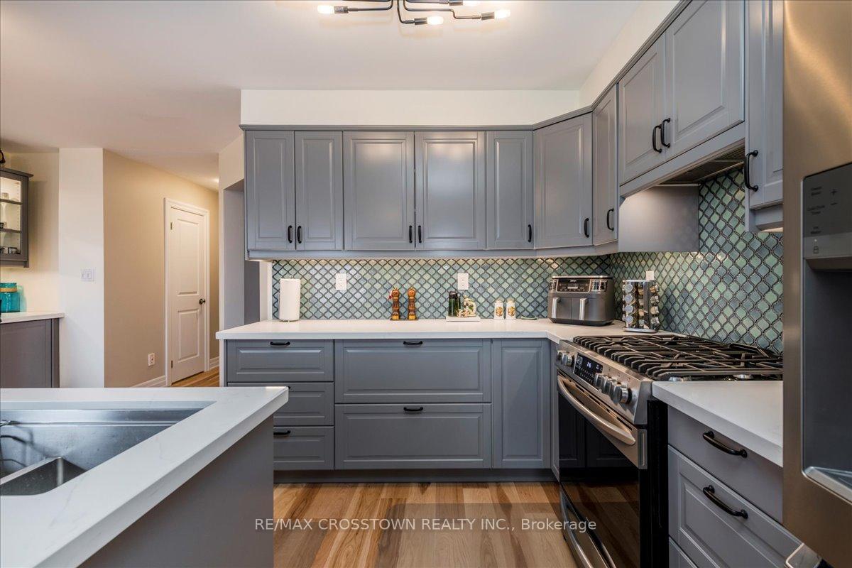 Photo 6 of 401 Jay Crescent, Orangeville — HOMEH