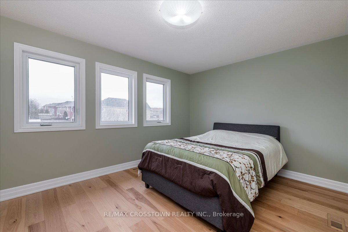 Photo 13 of 401 Jay Crescent, Orangeville — HOMEH