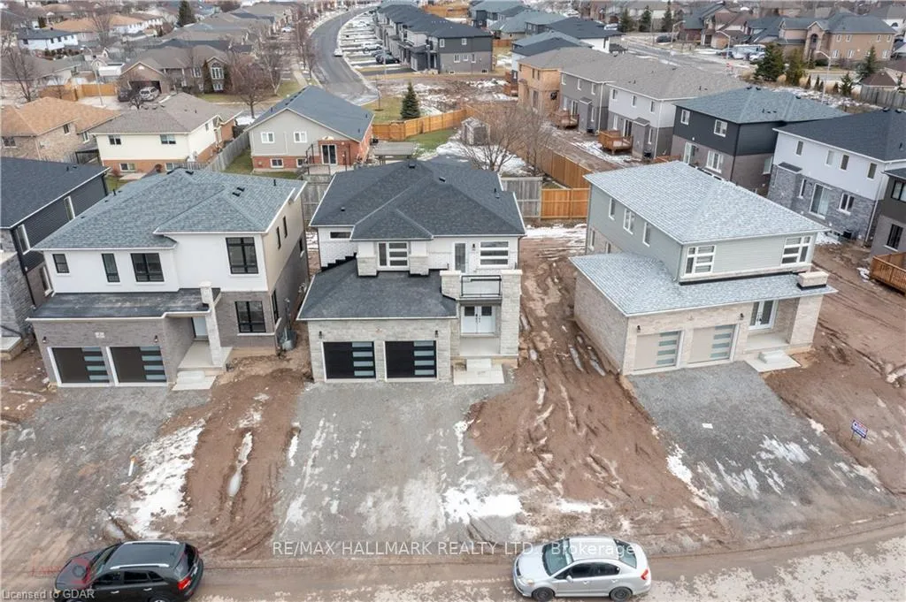 Photo 3 of 7871 Seabiscuit Drive, Niagara Falls, Ascot — HOMEH