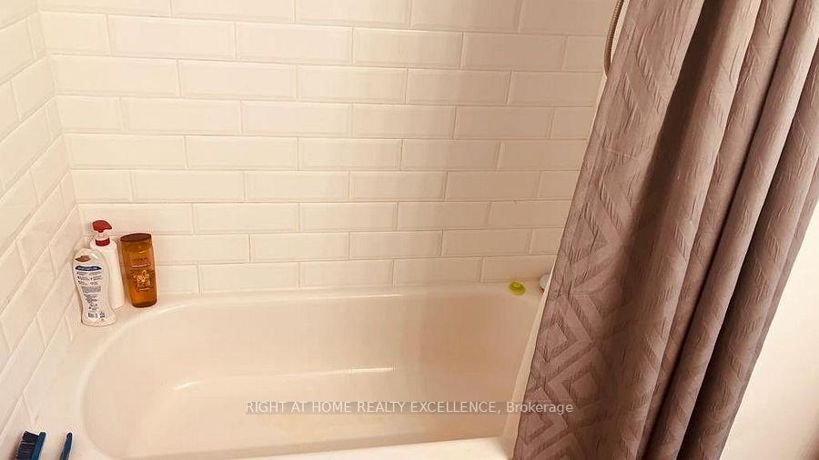 Photo 3 of 44 Manor Crescent, Orangeville — HOMEH