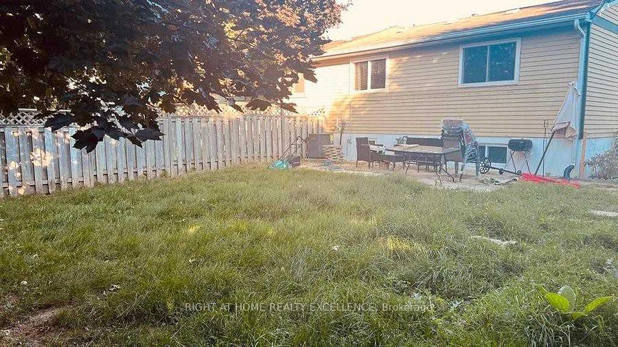 Photo 11 of 44 Manor Crescent, Orangeville — HOMEH