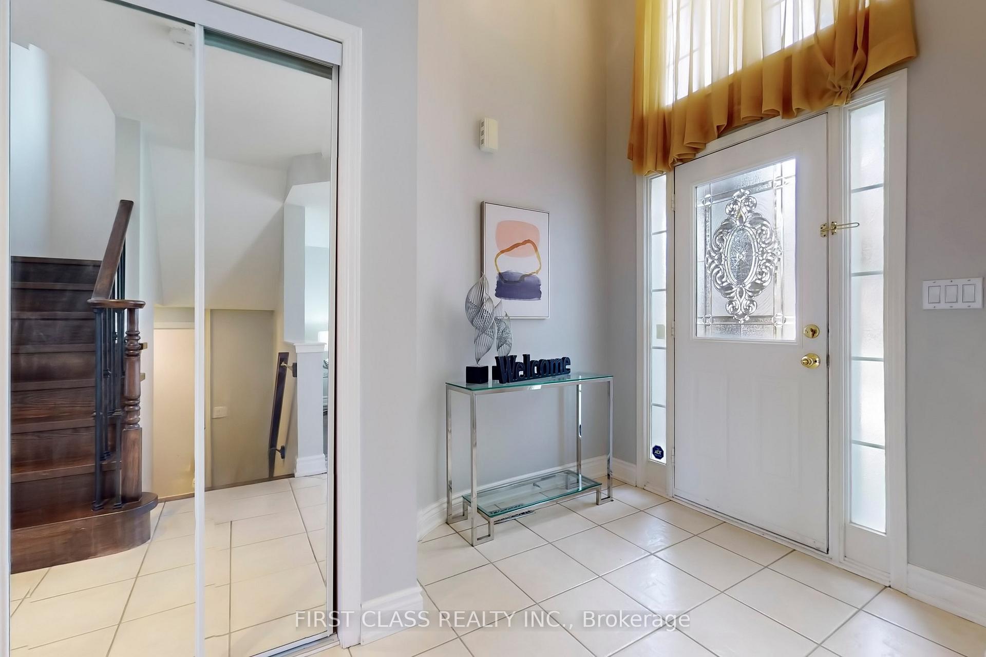 Photo 2 of 12 Abbotsbury Lane, Markham, Berczy — HOMEH