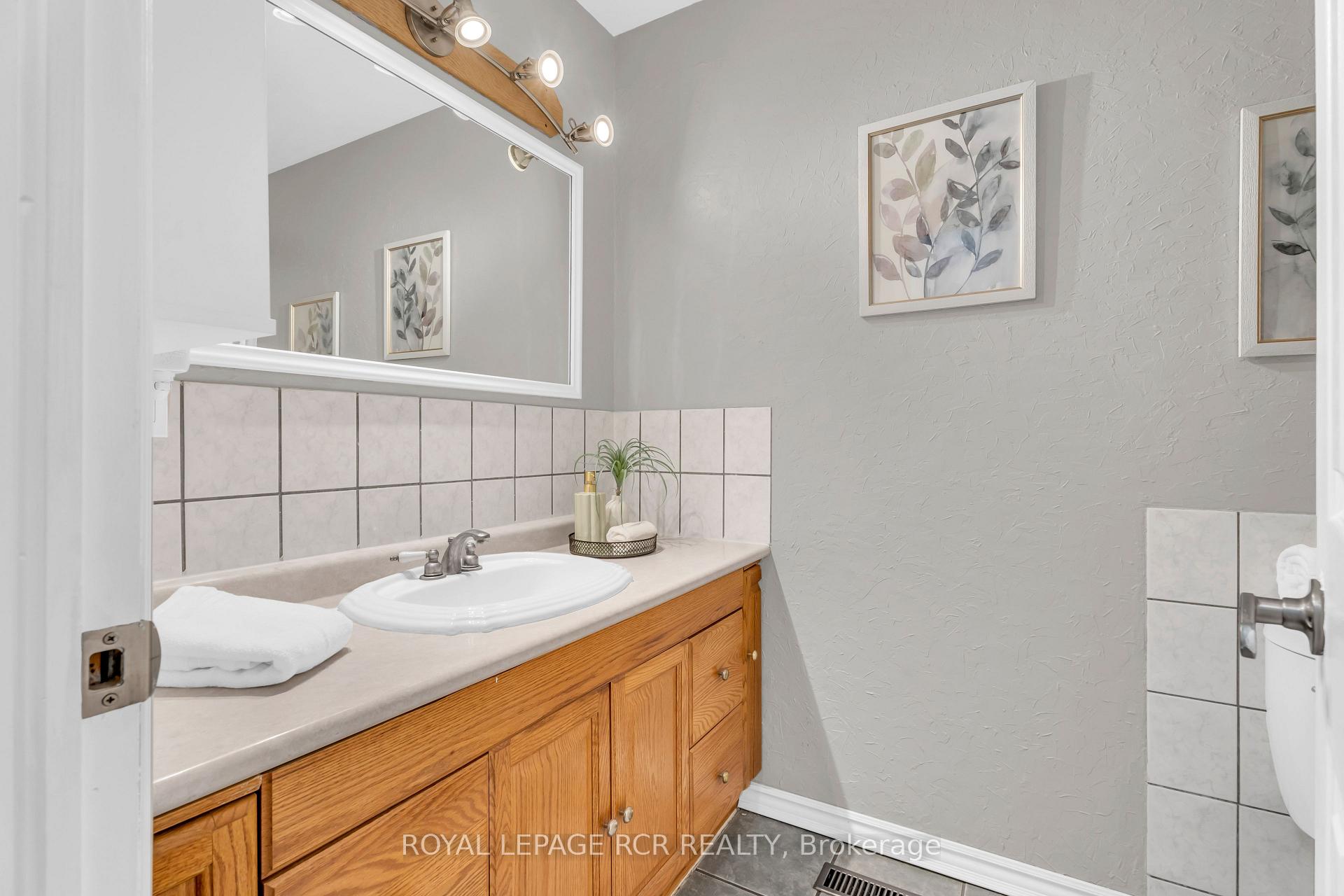 Photo 12 of 55 Burbank Crescent, Orangeville — HOMEH