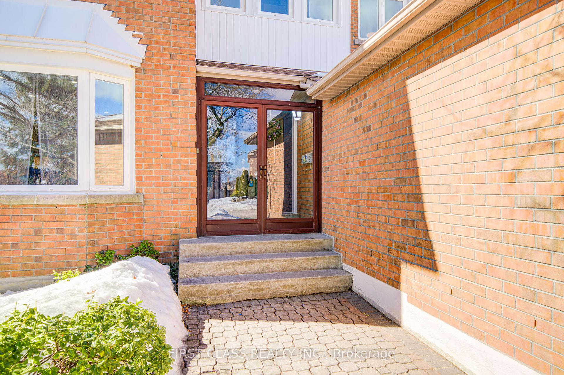 Photo 2 of 7 Turnberry Crescent, Markham, Unionville — HOMEH