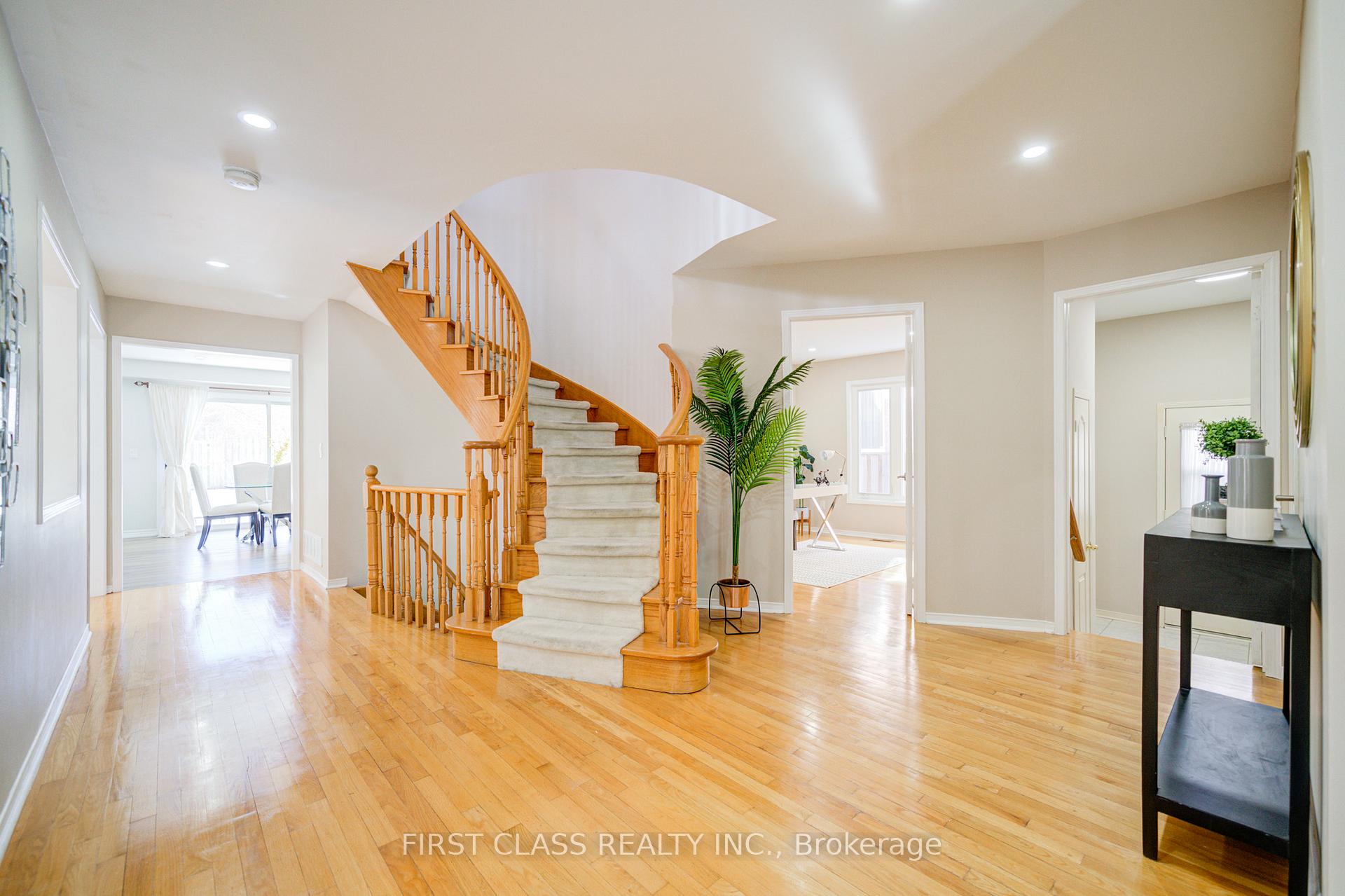 Photo 3 of 7 Turnberry Crescent, Markham, Unionville — HOMEH