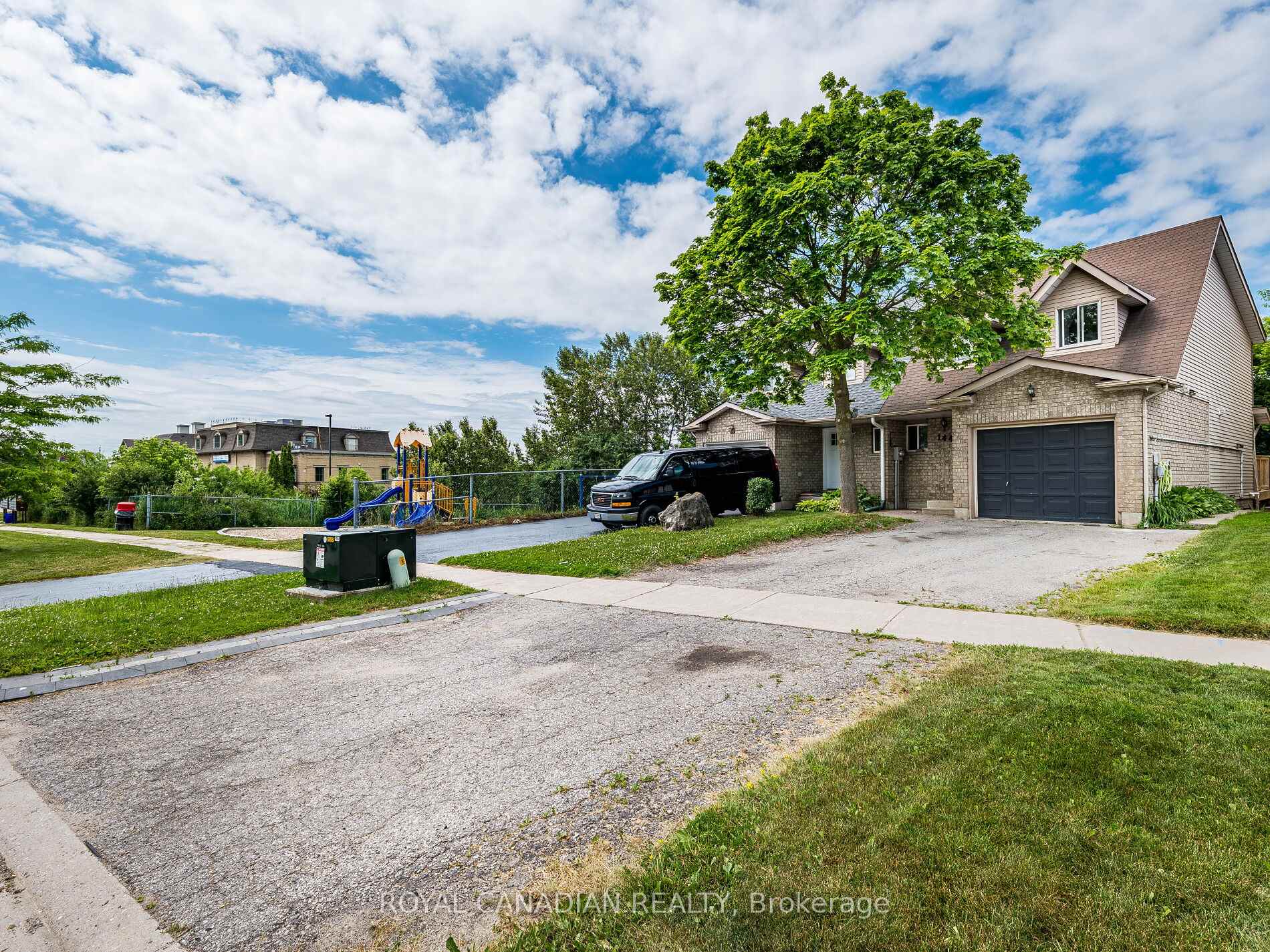 Photo 4 of 144 Lakeview Court, Orangeville — HOMEH