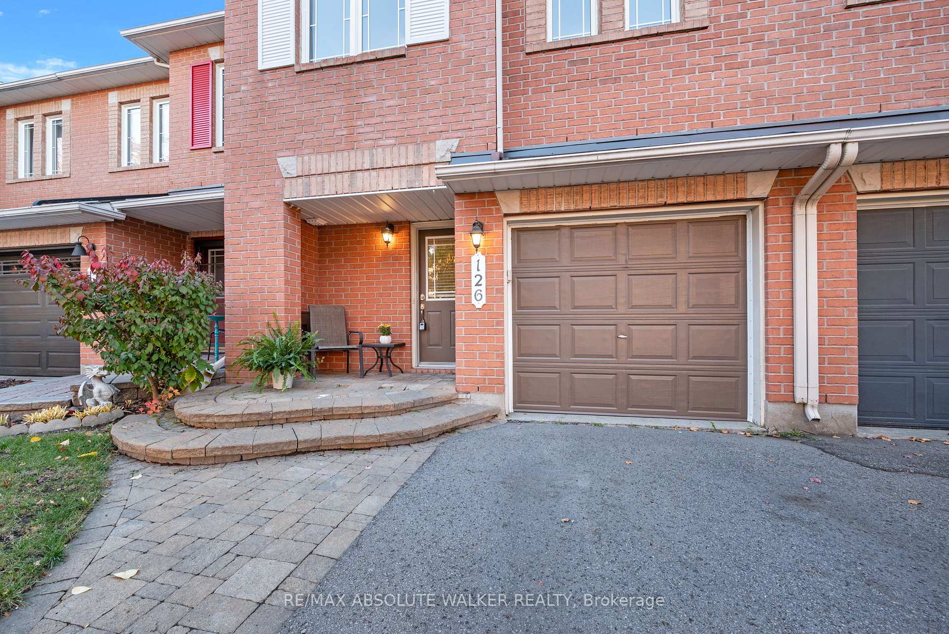 Photo 2 of 126 Forestcrest Street, Ottawa, Chapel Hill — HOMEH