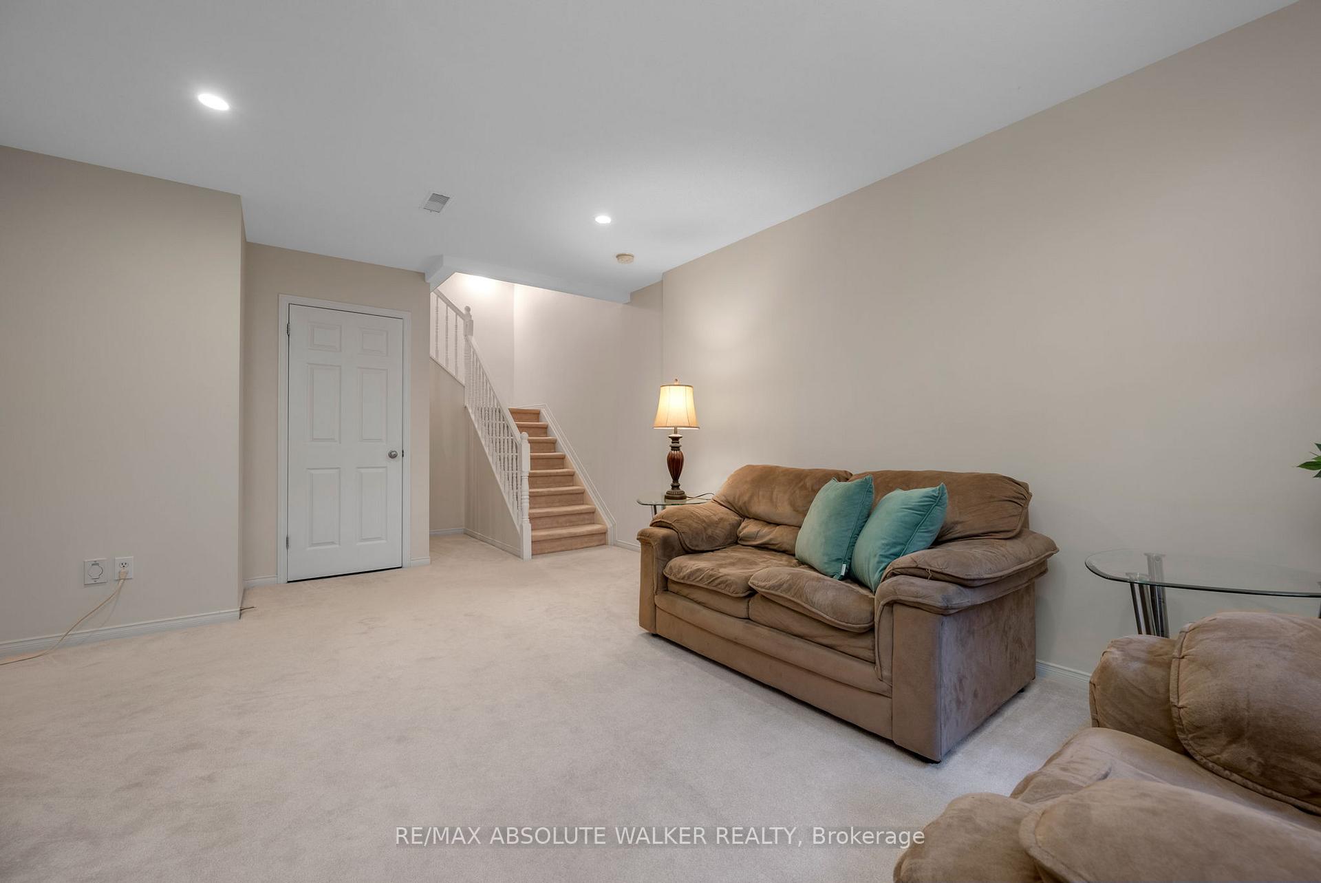 Photo 34 of 126 Forestcrest Street, Ottawa, Chapel Hill — HOMEH