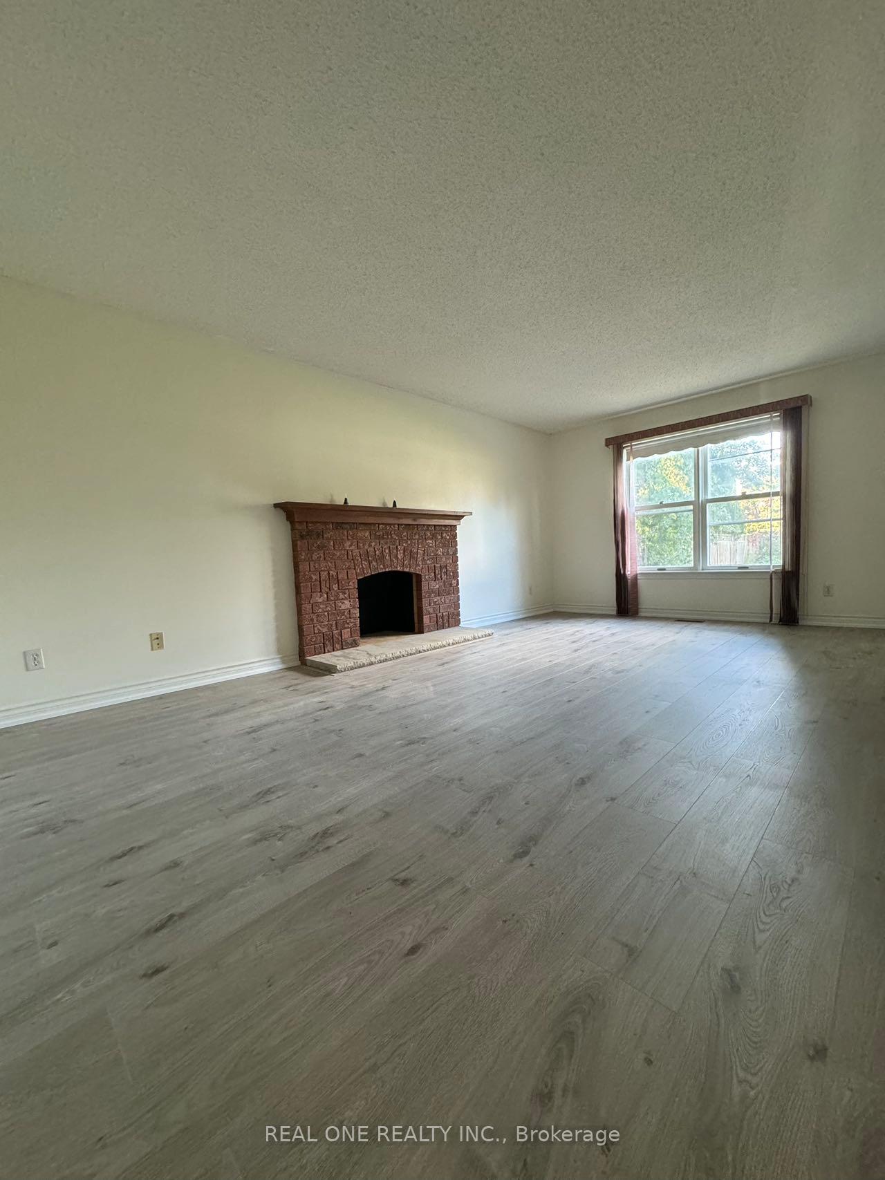 Photo 3 of 26 Addington Square, Markham, Unionville — HOMEH