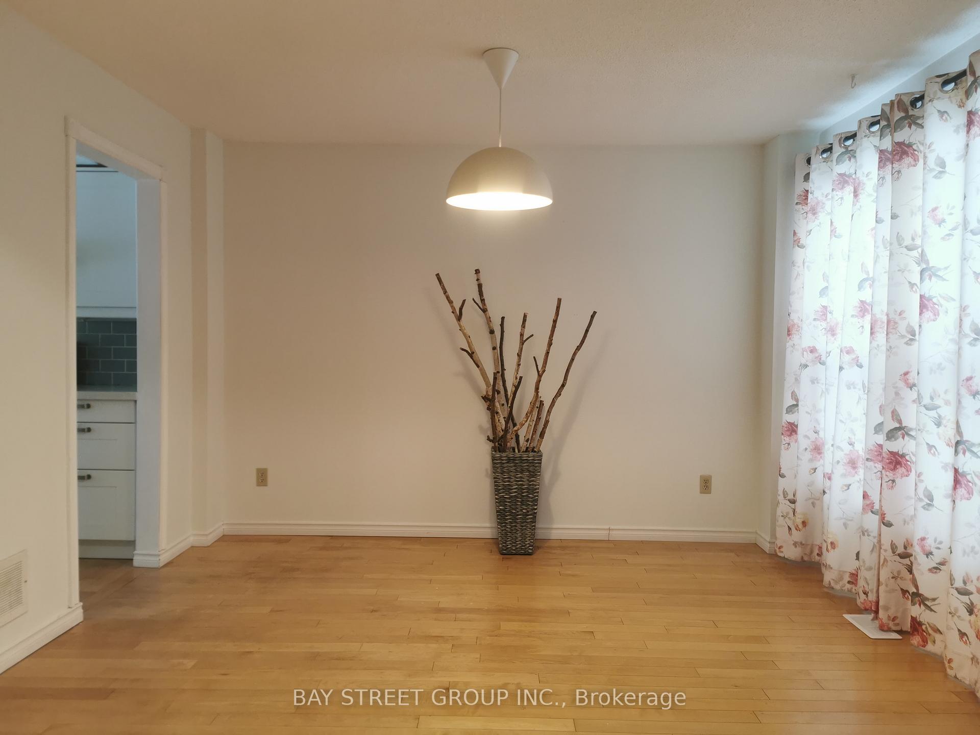 Photo 2 of 35 Couperthwaite Crescent, Markham, Unionville — HOMEH