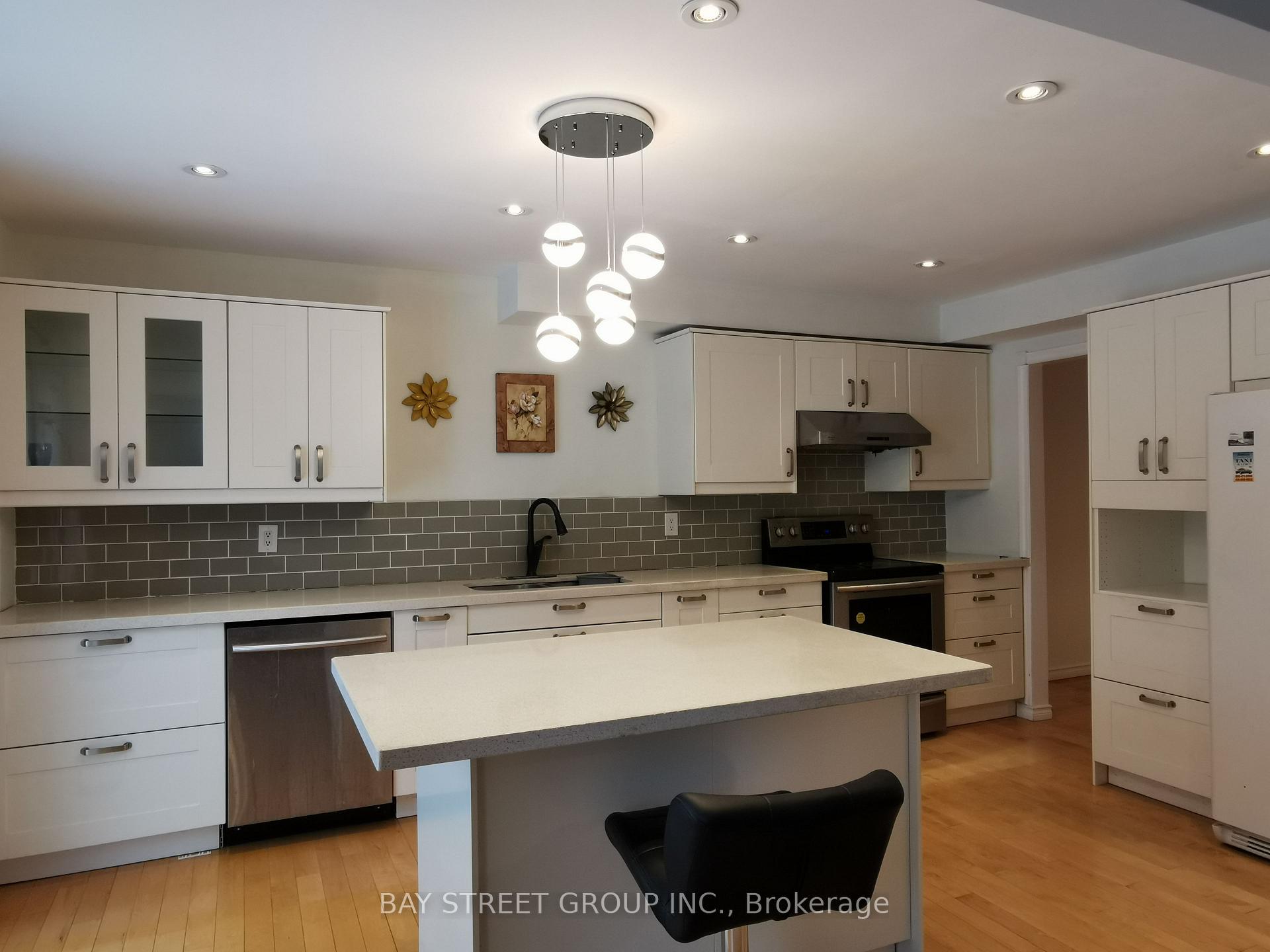 Photo 5 of 35 Couperthwaite Crescent, Markham, Unionville — HOMEH