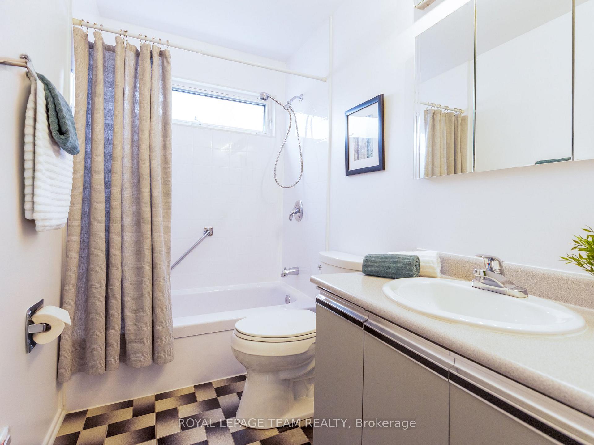 Photo 14 of 1357 Plumber Avenue, Ottawa, Carson Meadows — HOMEH