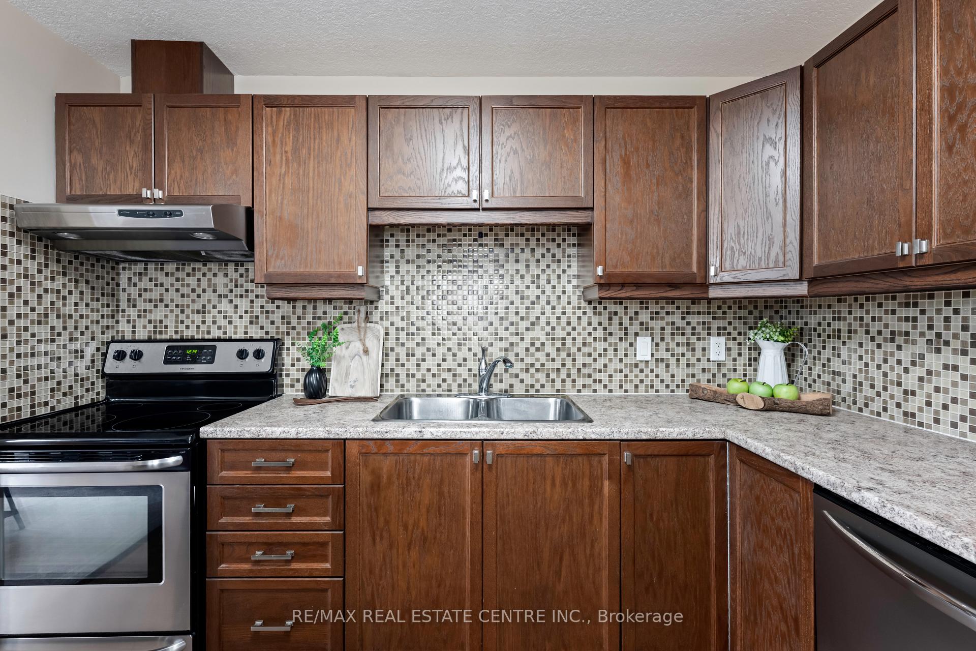 Photo 4 of 96 Preston Drive, Orangeville — HOMEH