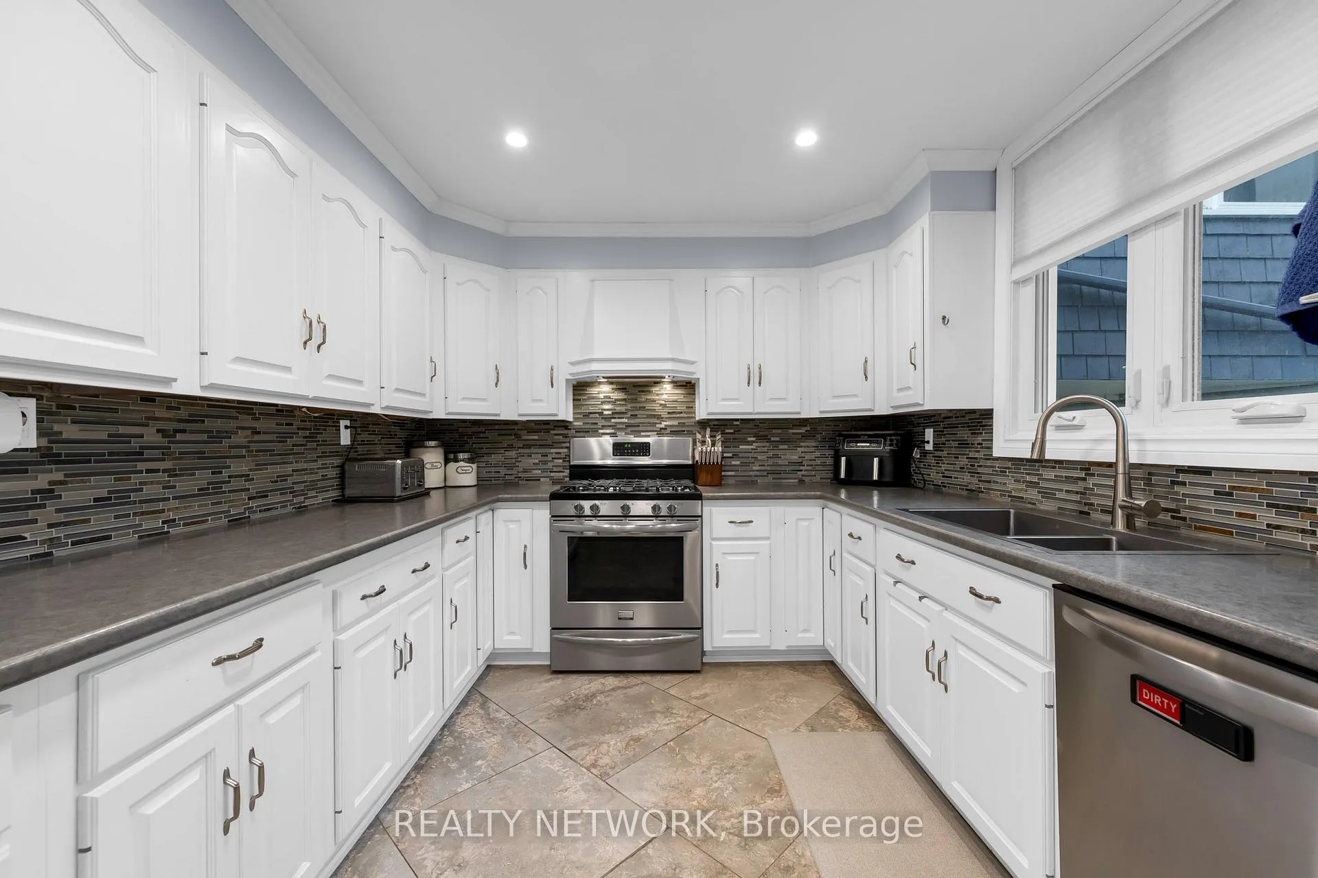 Photo 20 of 10042 Wiiloughby Drive, Niagara Falls, Chippawa — HOMEH