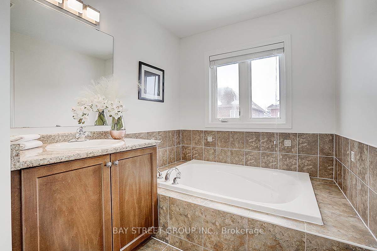 Photo 21 of 98 Carolina Rose Crescent, Markham, Wismer — HOMEH