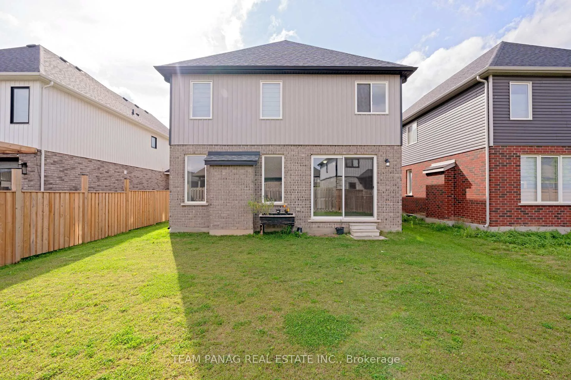 Photo 32 of 127 Susan Drive, Pelham, Fonthill — HOMEH