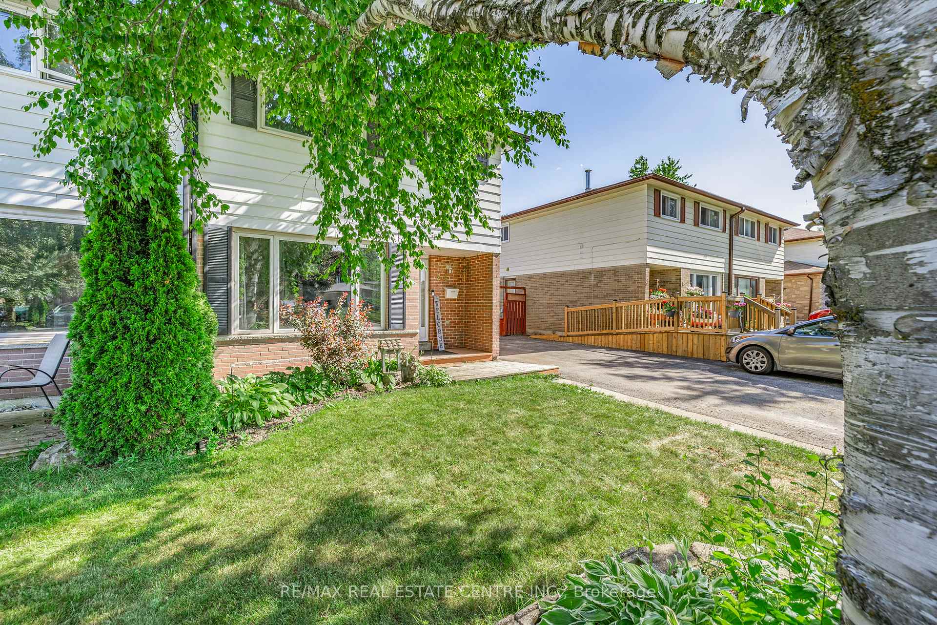 Photo 2 of 24 Carlton Drive, Orangeville — HOMEH
