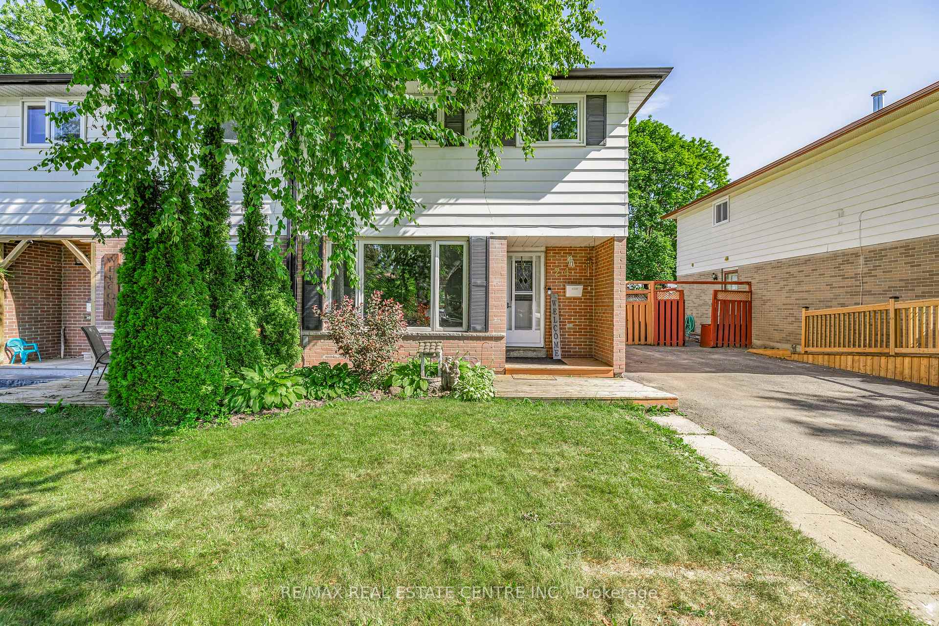 Photo 3 of 24 Carlton Drive, Orangeville — HOMEH